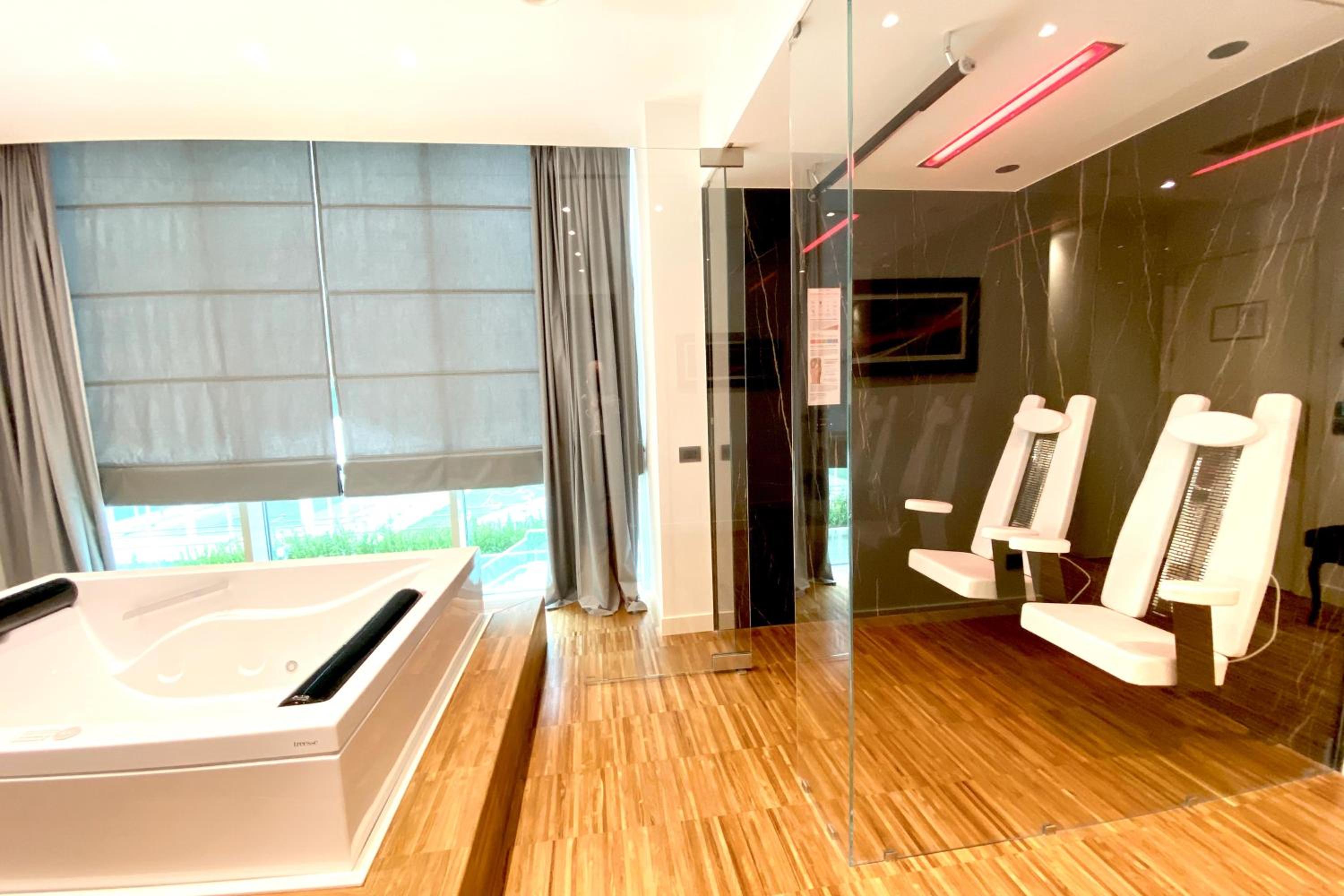 Deluxe Queen Room - Photo 5