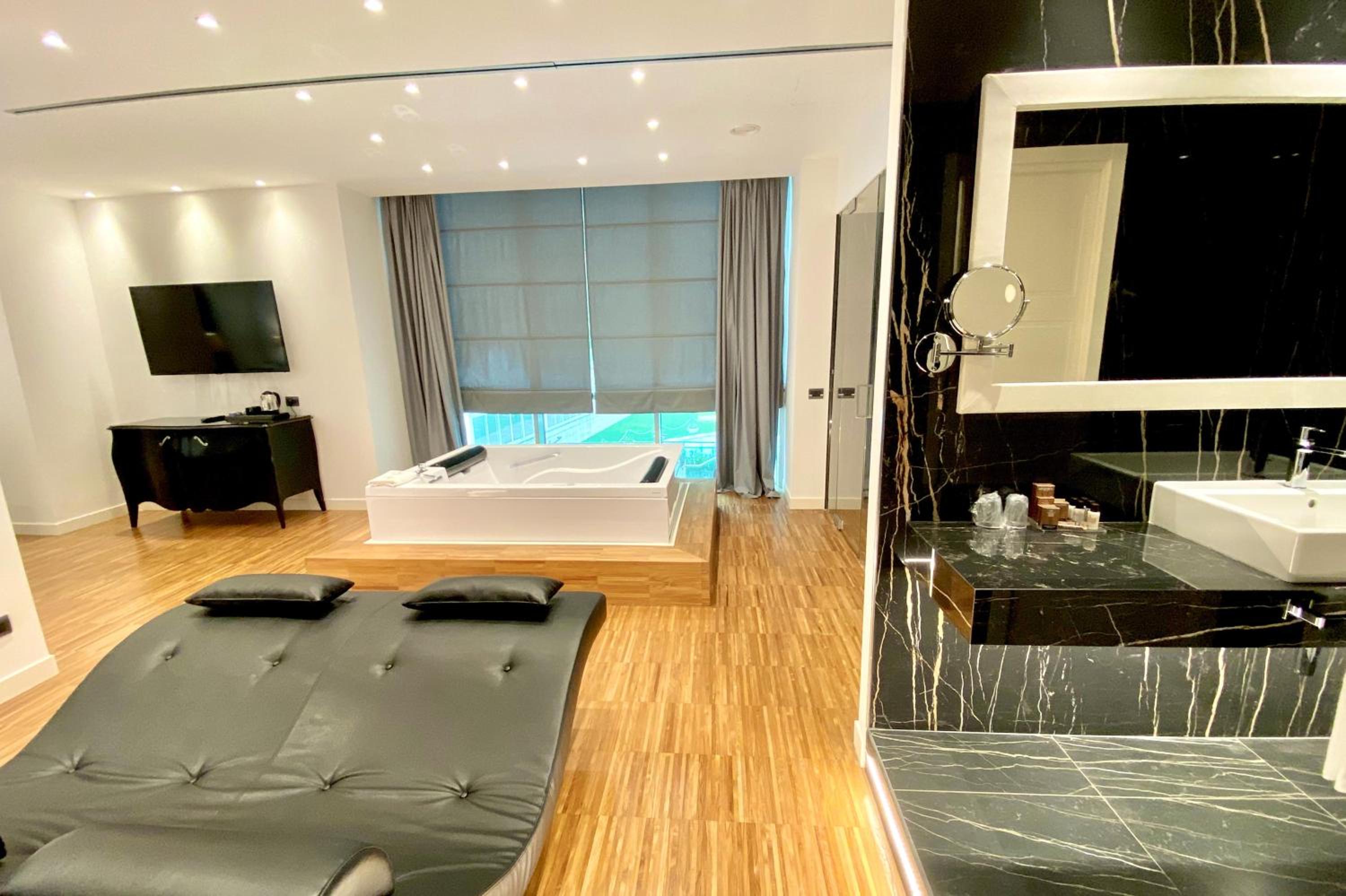 Deluxe Queen Room - Photo 6