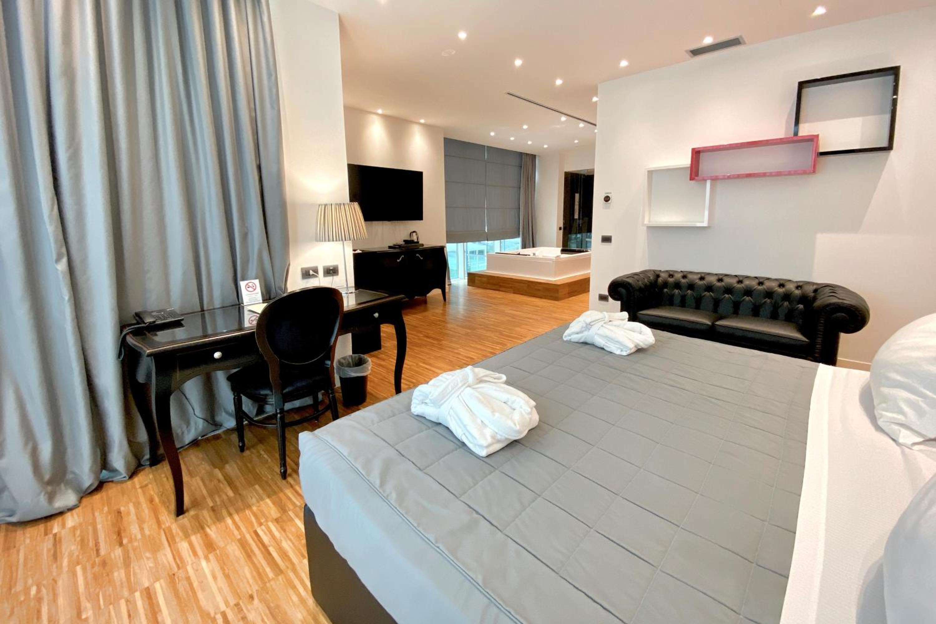 Deluxe Queen Room - Photo 3