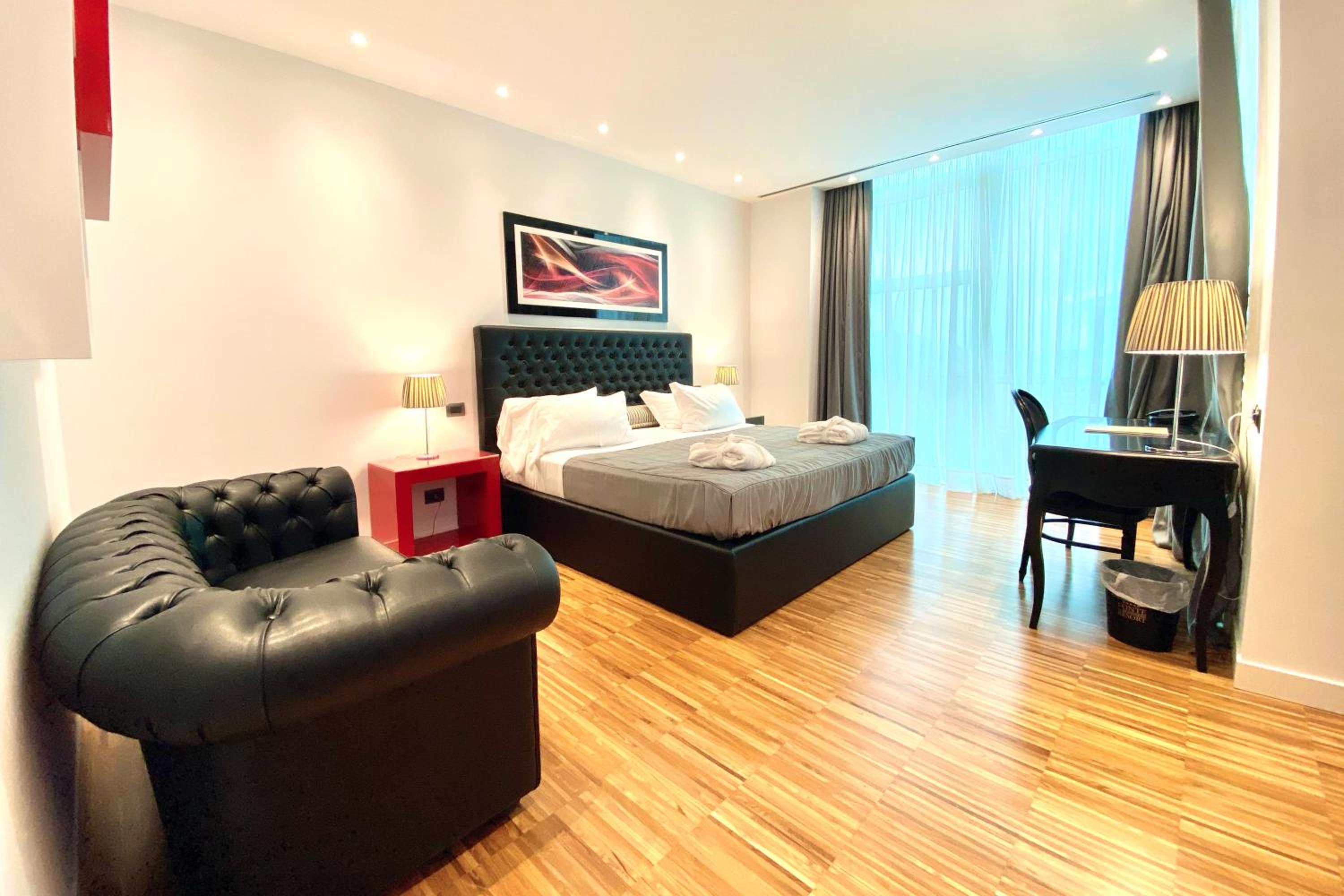 Deluxe Queen Room - Photo 10