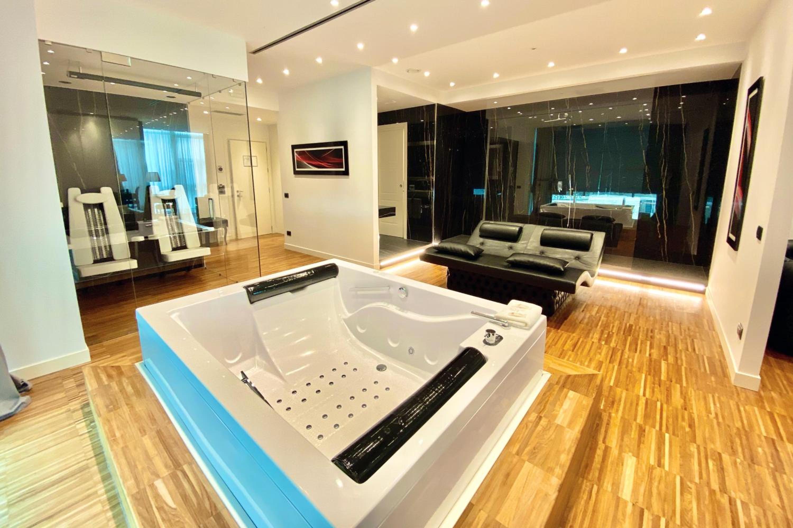 Deluxe Queen Room - Photo 9