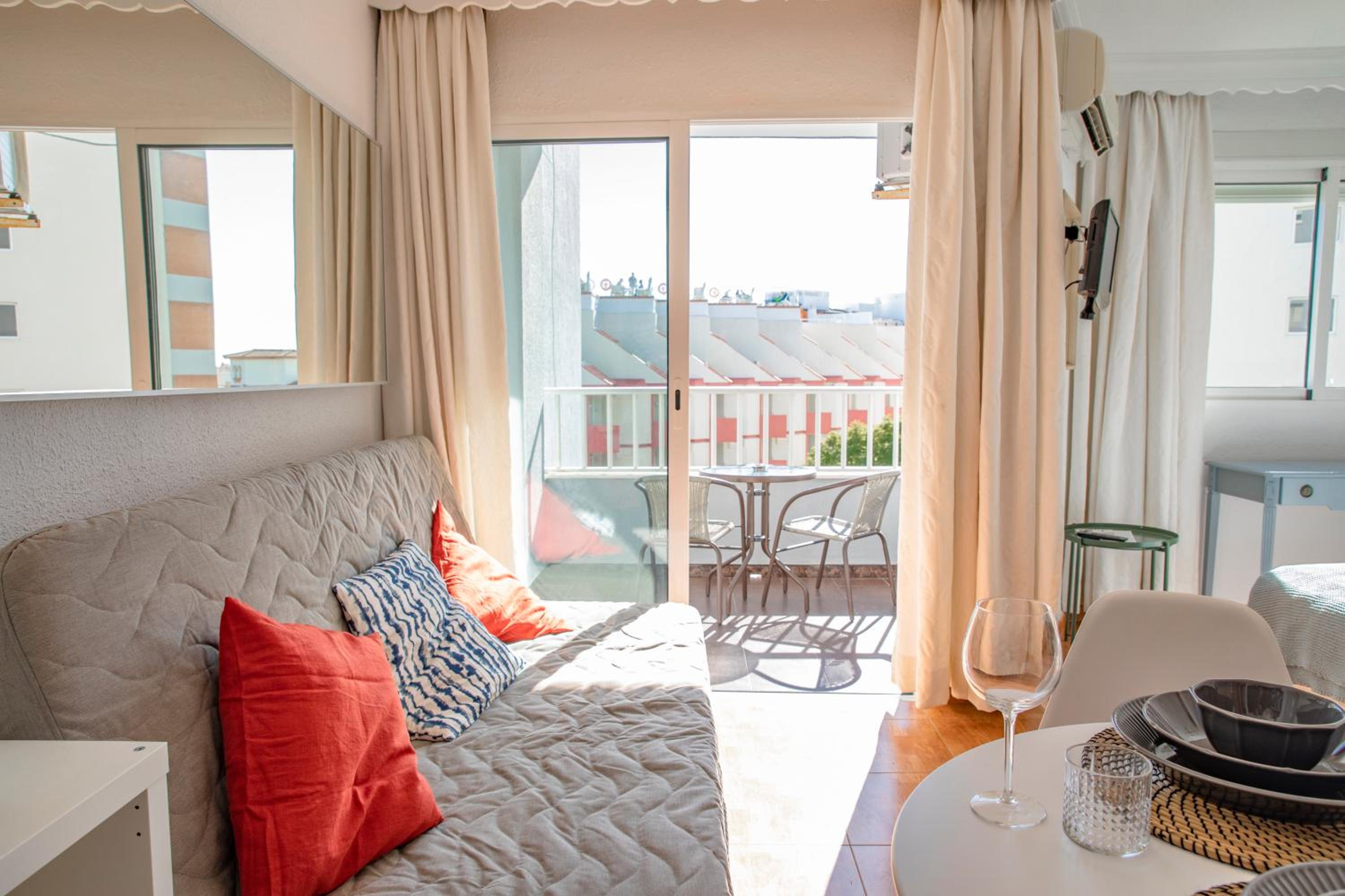 Studio with Balcony - Photo 2