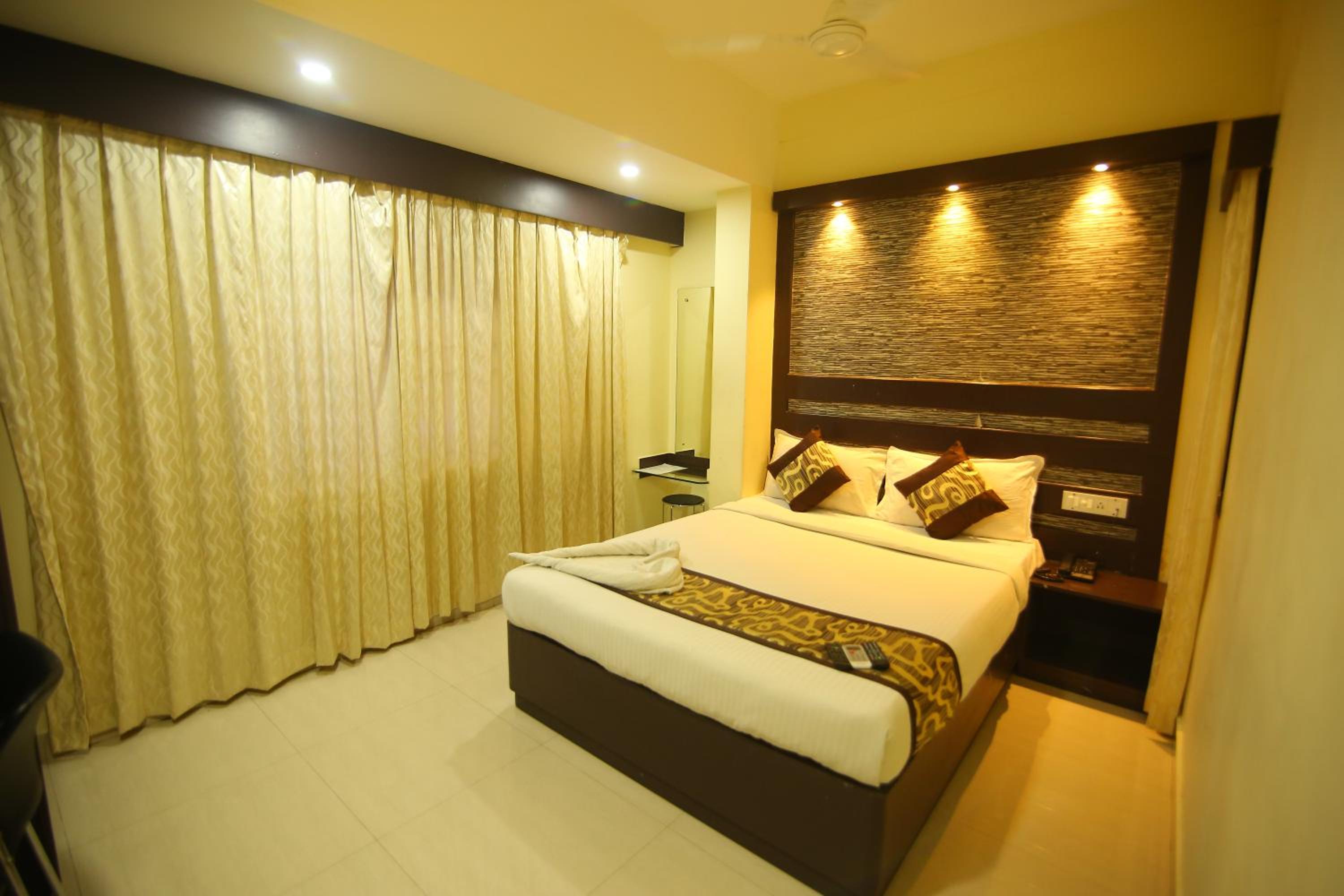 Standard King Room - Photo 11