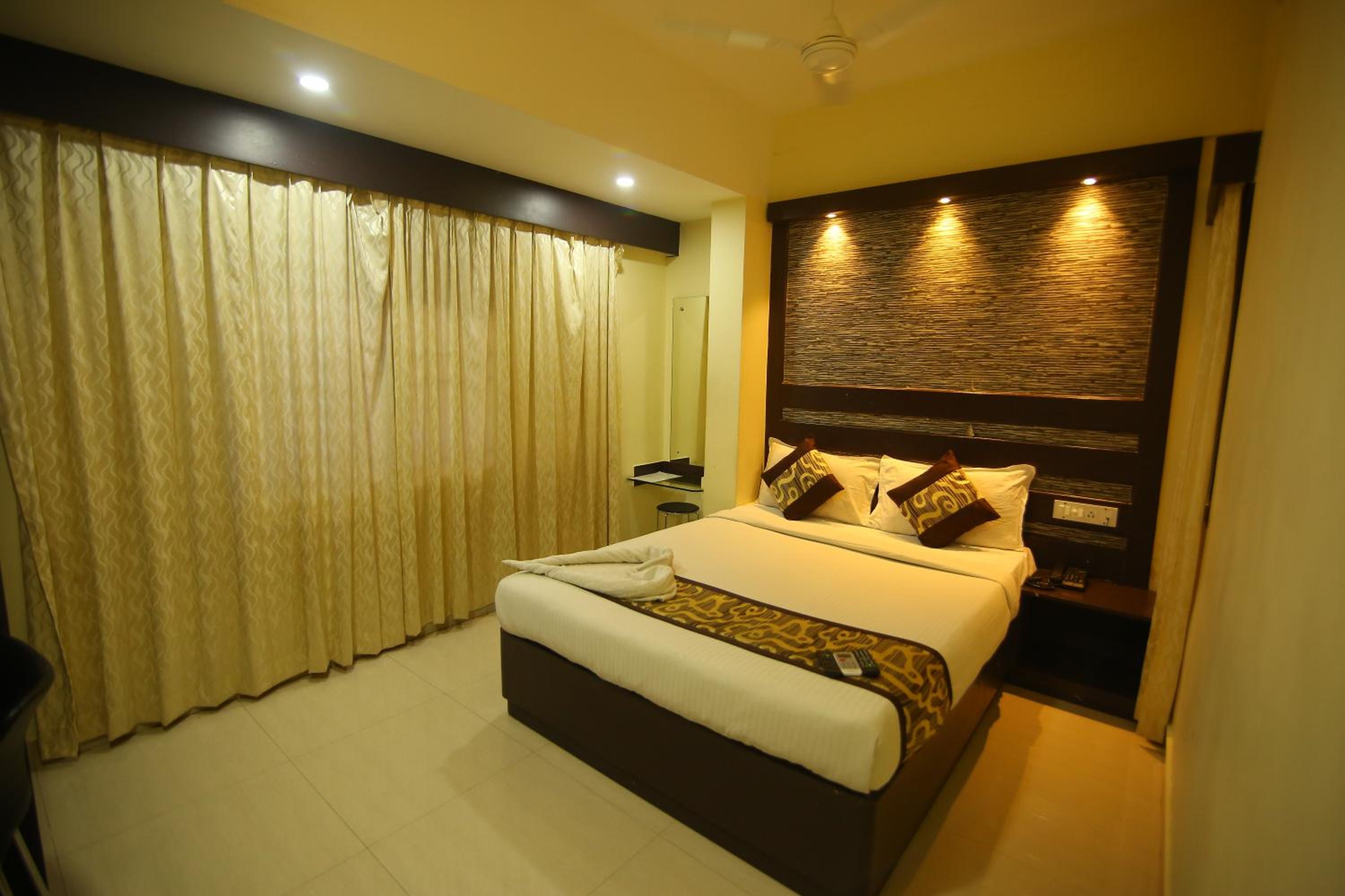 Standard King Room - Photo 10