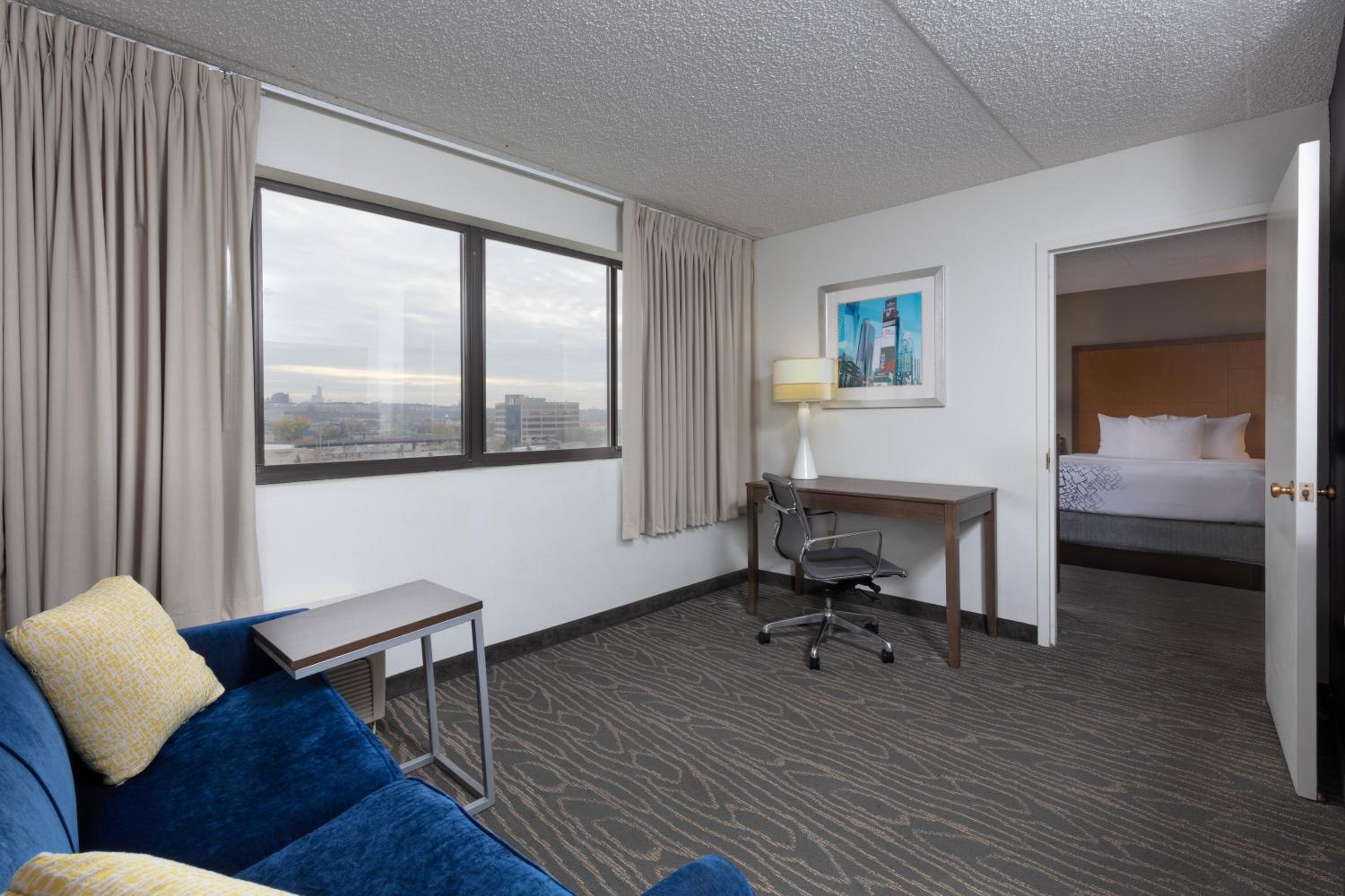 One-Bedroom King Suite - Non-Smoking  - Photo 3