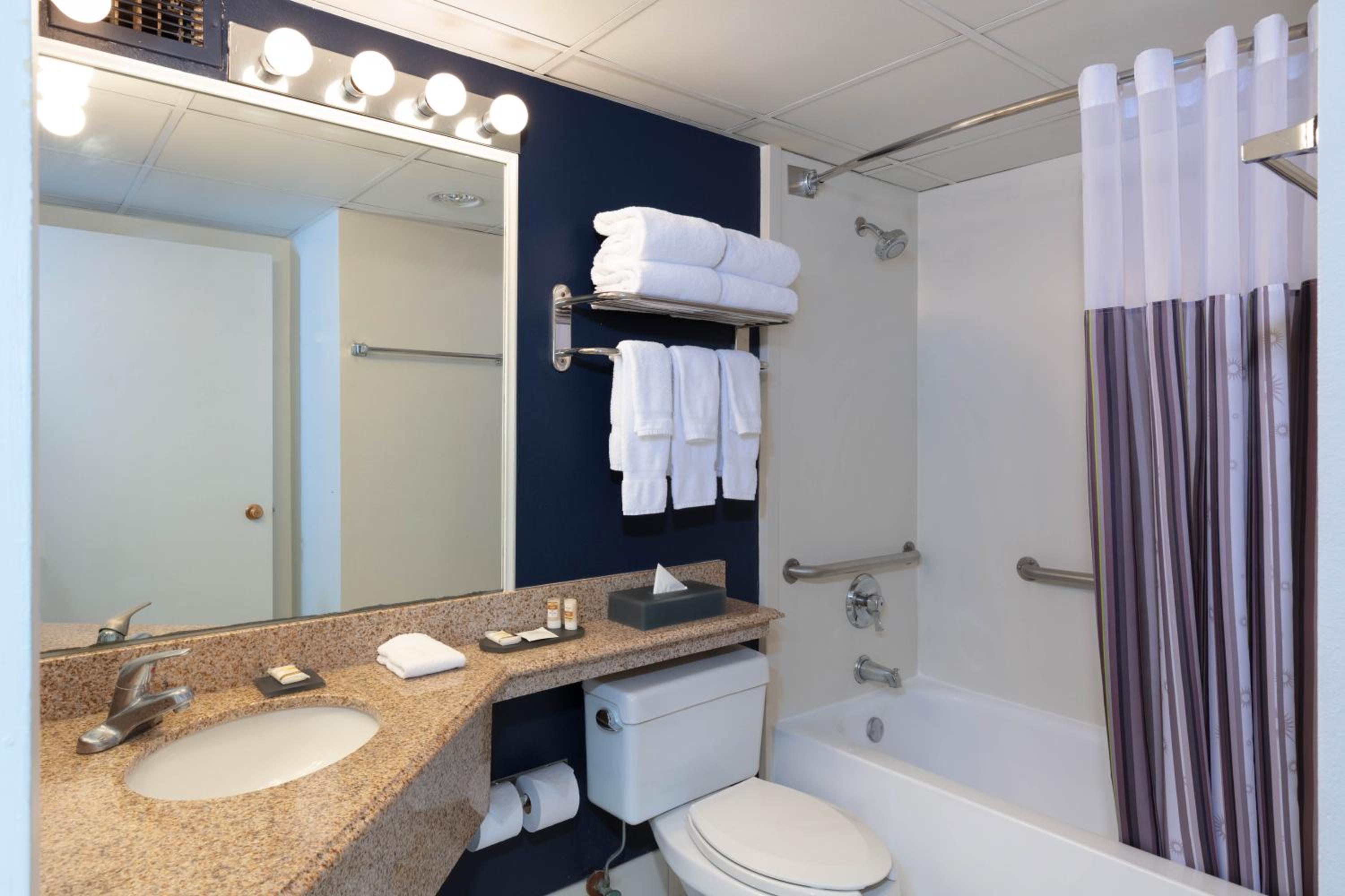 One-Bedroom Queen Suite with Two Queen Beds - Non-Smoking - Photo 2