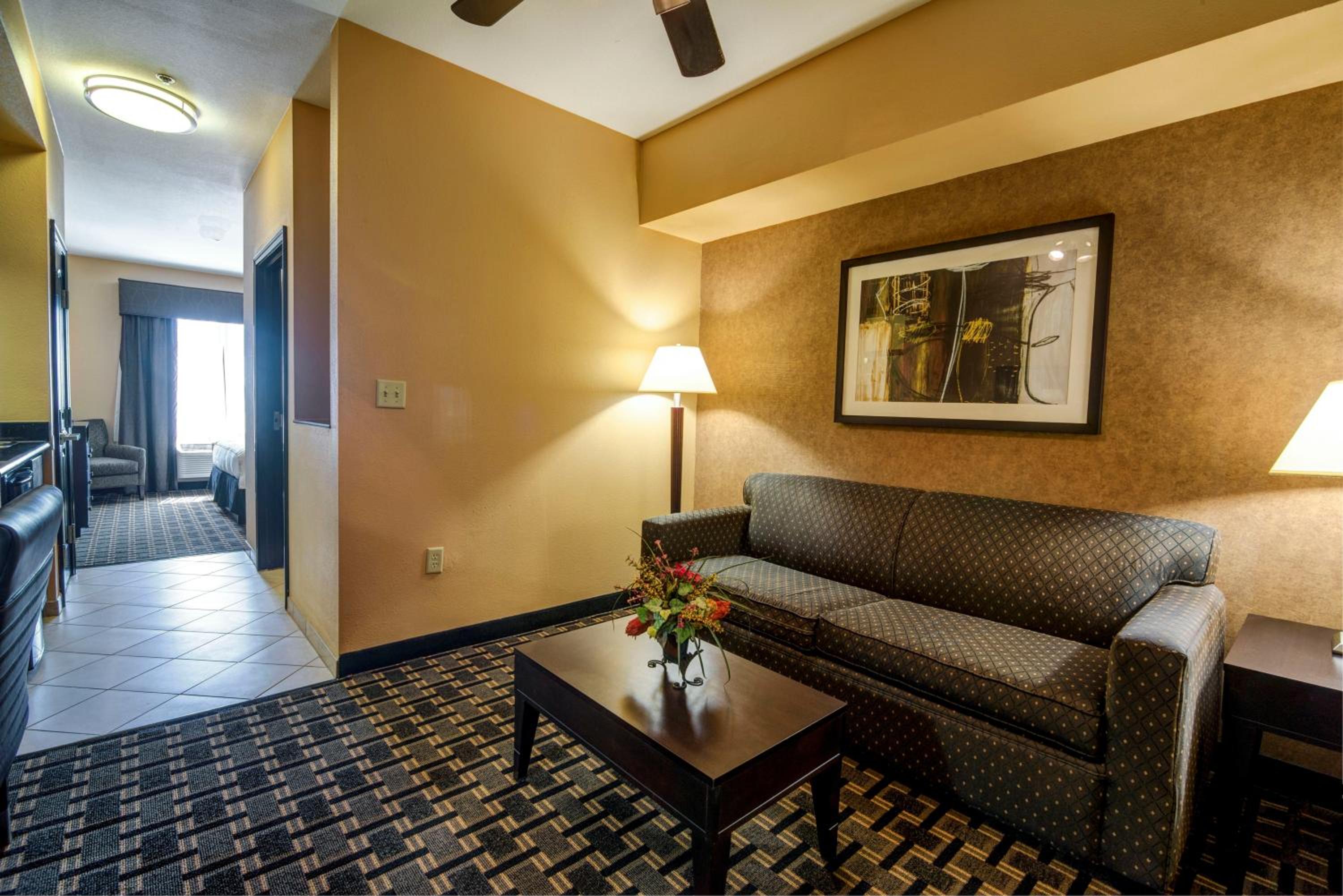King Suite with Sofa Bed - Non-Smoking - Photo 5