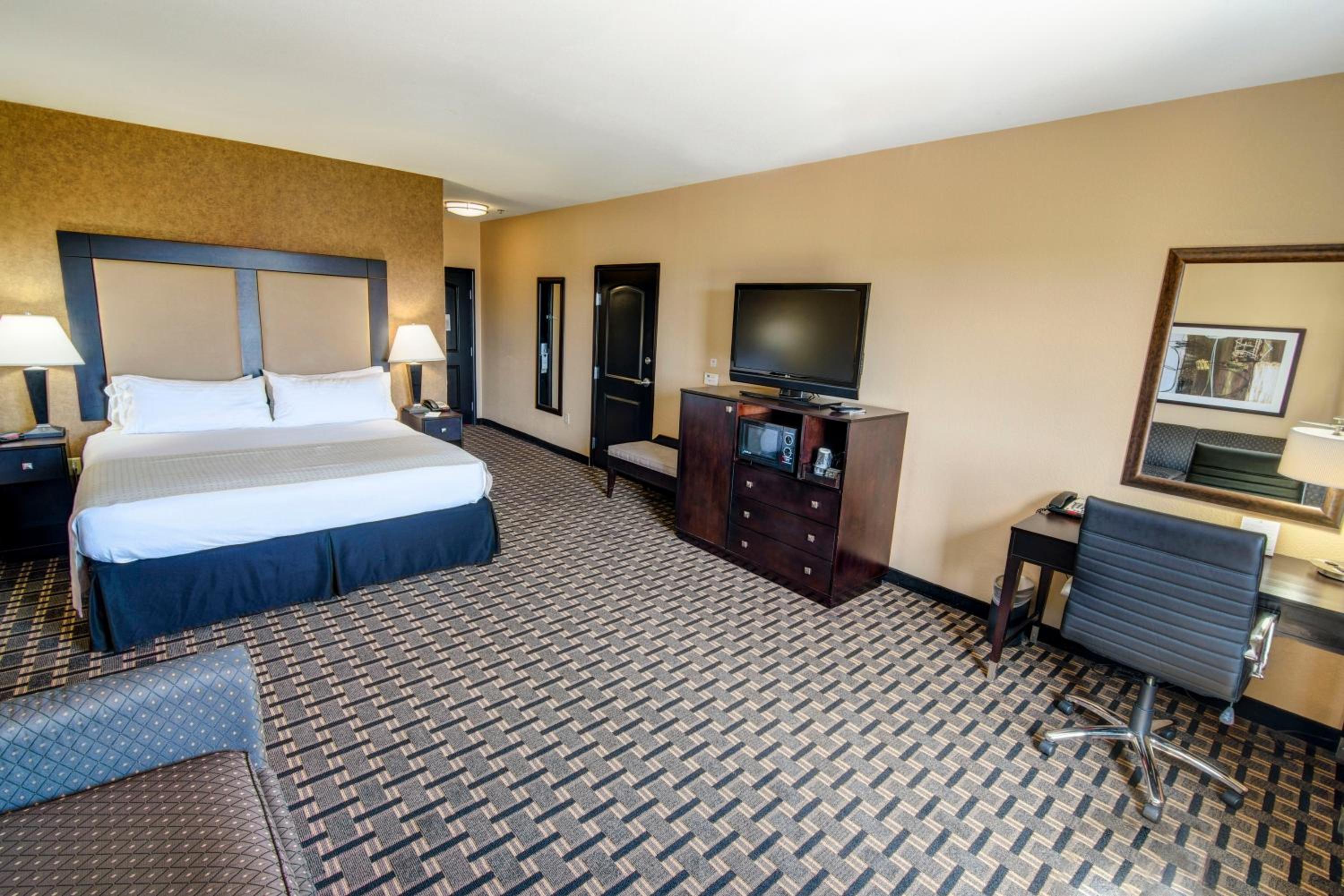 King Room - Non-Smoking - Photo 3