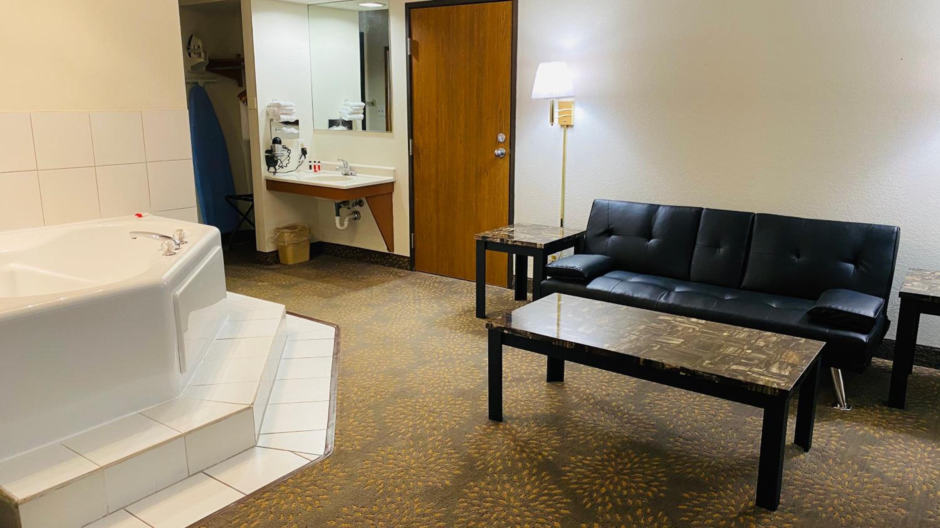 Deluxe Queen Suite with Hot Tub - Non-Smoking - Photo 1