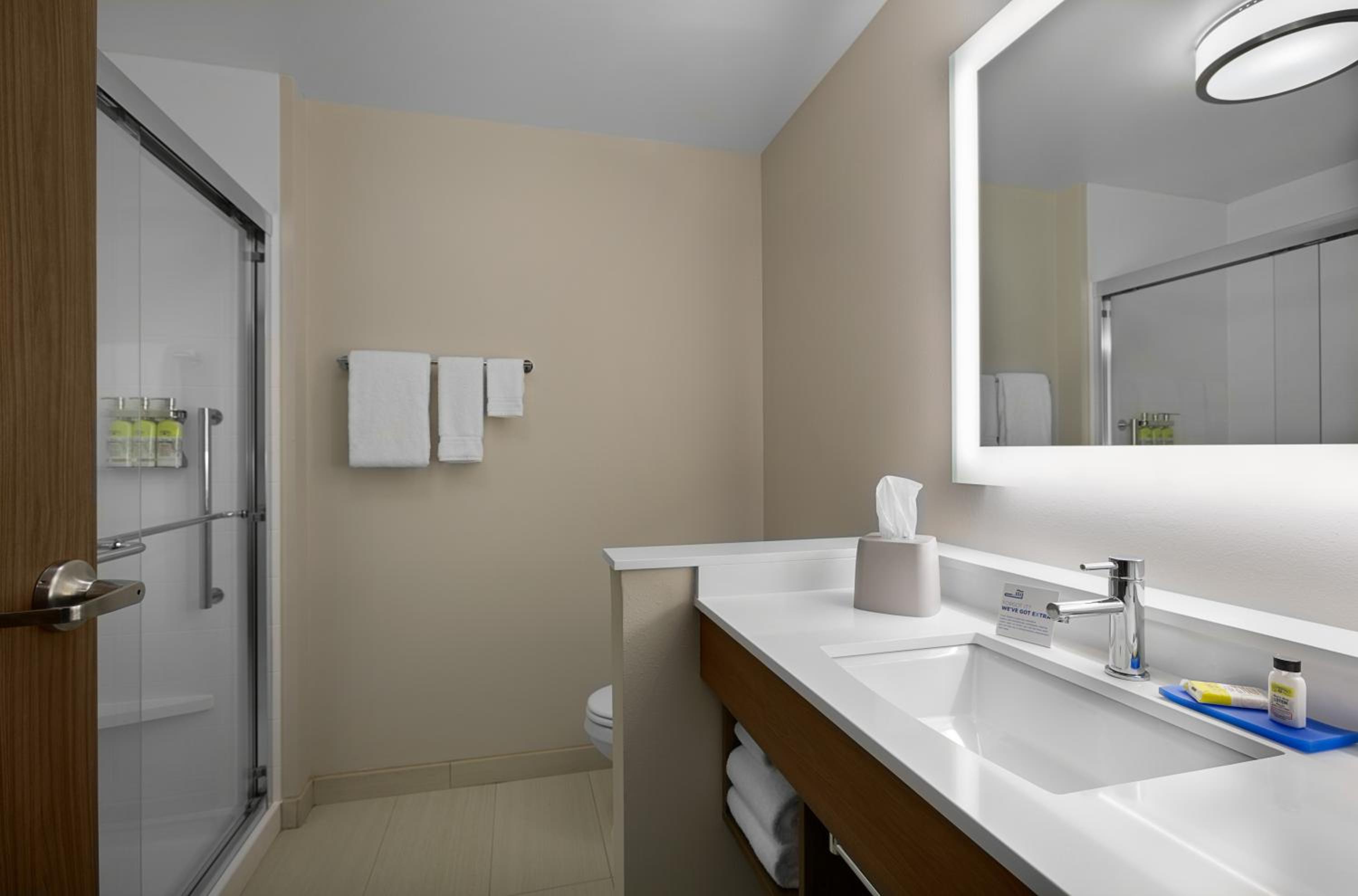 Standard King Room - Photo 6