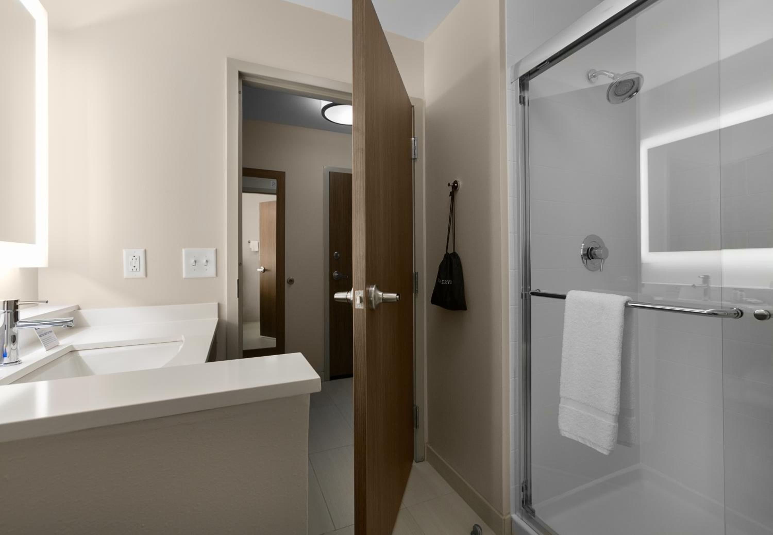 Standard King Room - Photo 2