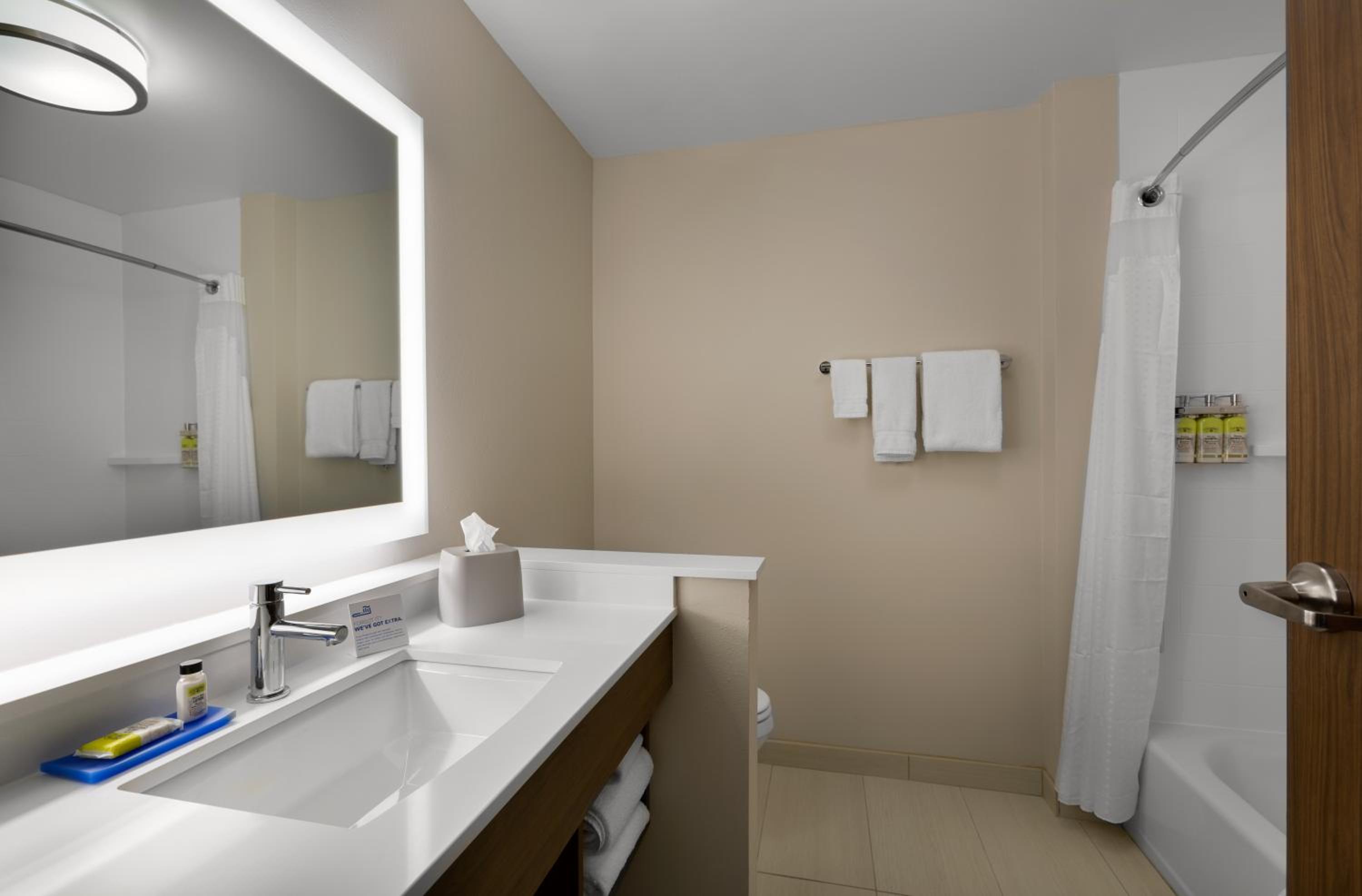 Standard Queen Room with Two Queen Beds - Photo 4