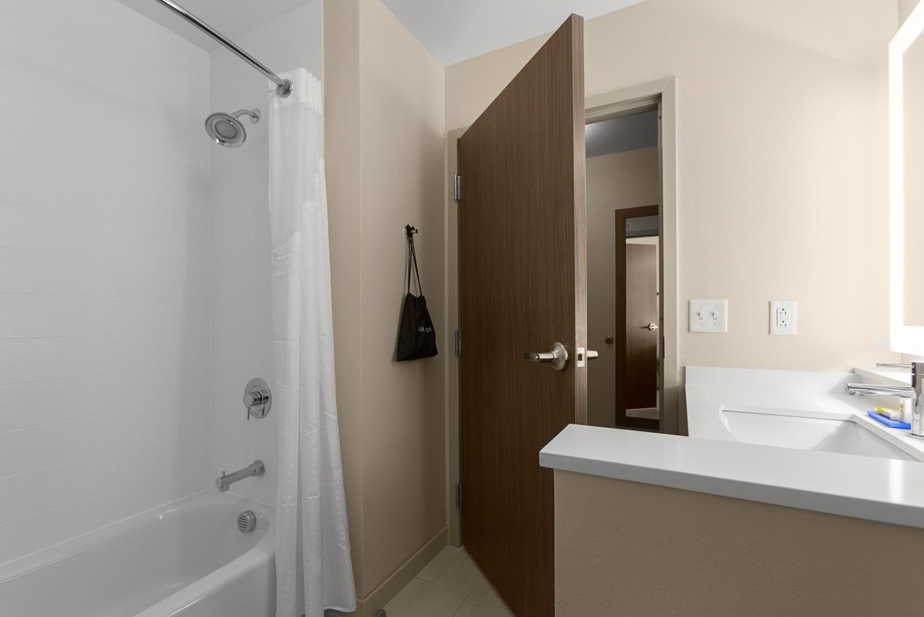 Standard Queen Room with Two Queen Beds - Photo 5