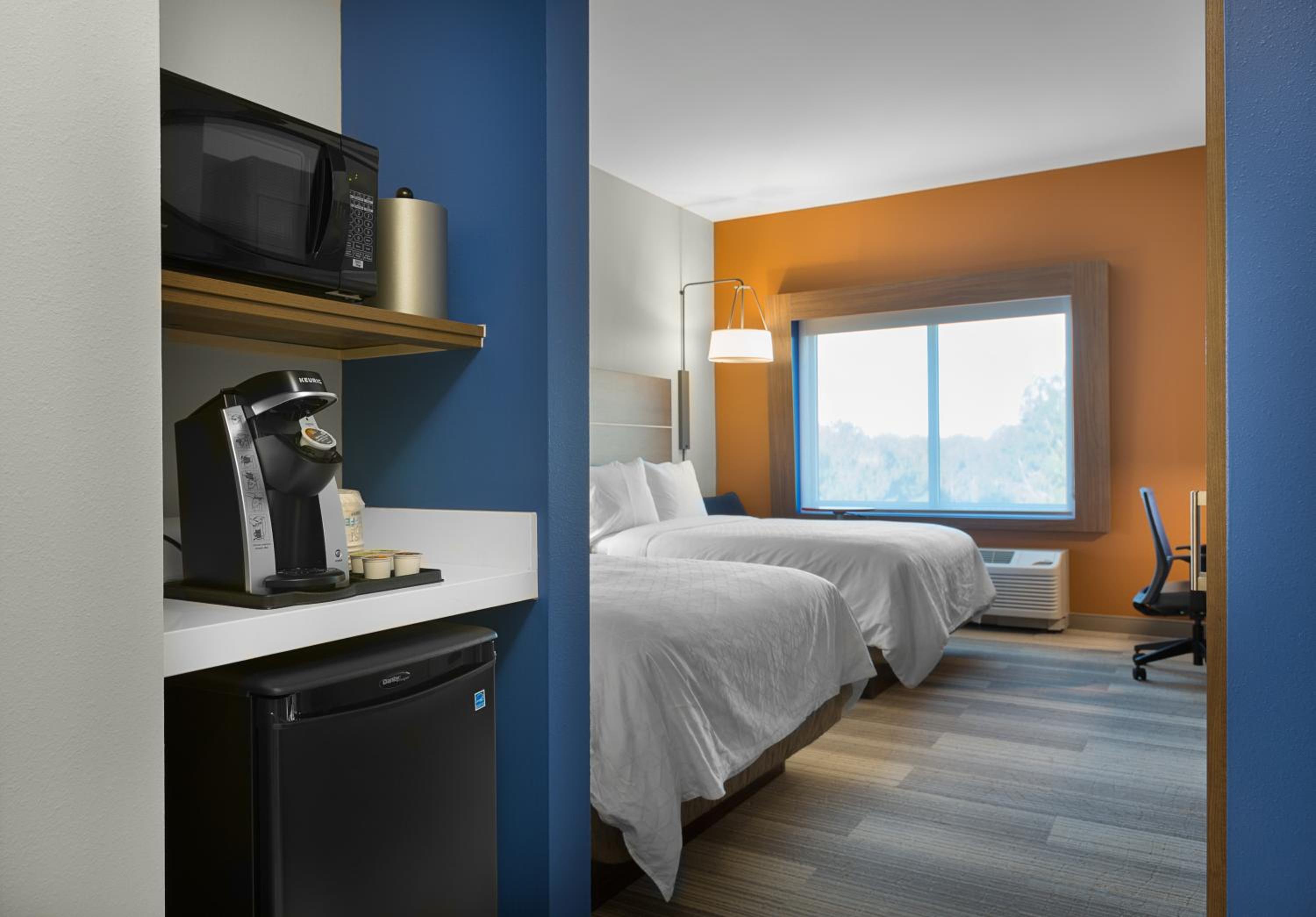 Standard Queen Room with Two Queen Beds - Photo 3