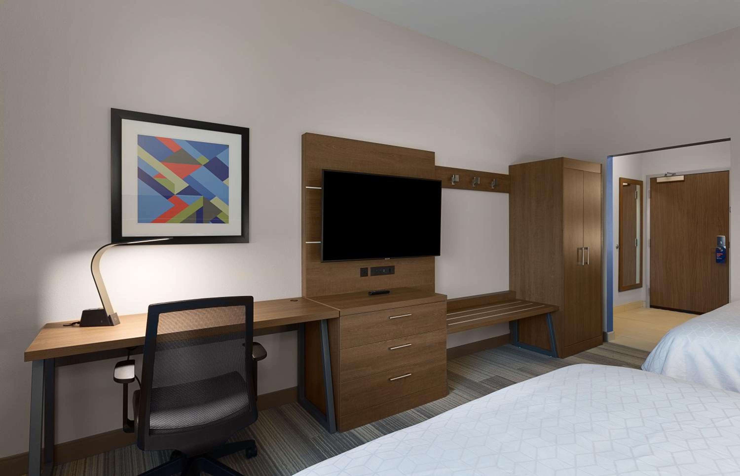Standard Queen Room with Two Queen Beds - Photo 6