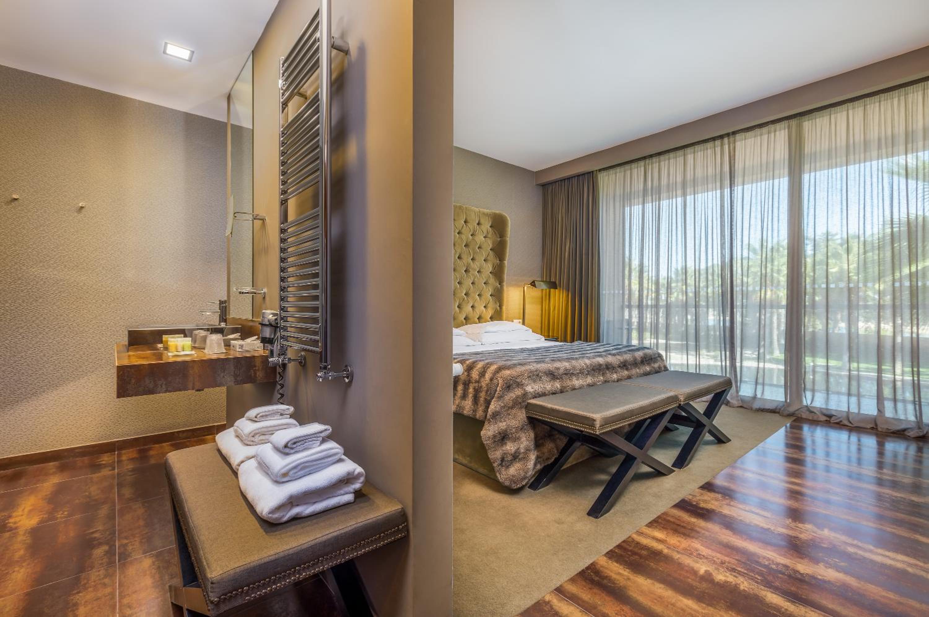 Superior Double Room with Garden and Pool View - Photo 3