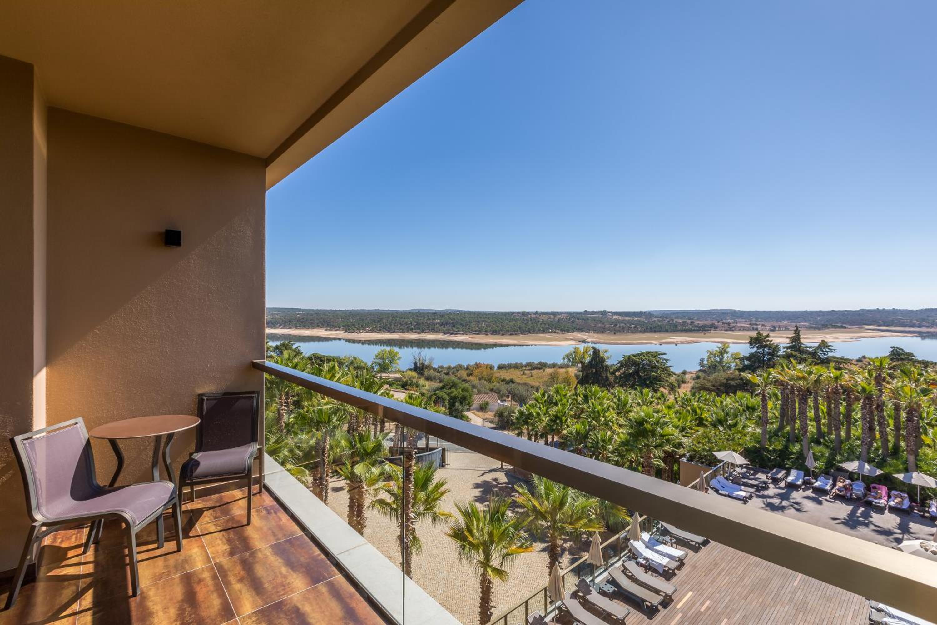 Superior Double Room with Lake View - Photo 4