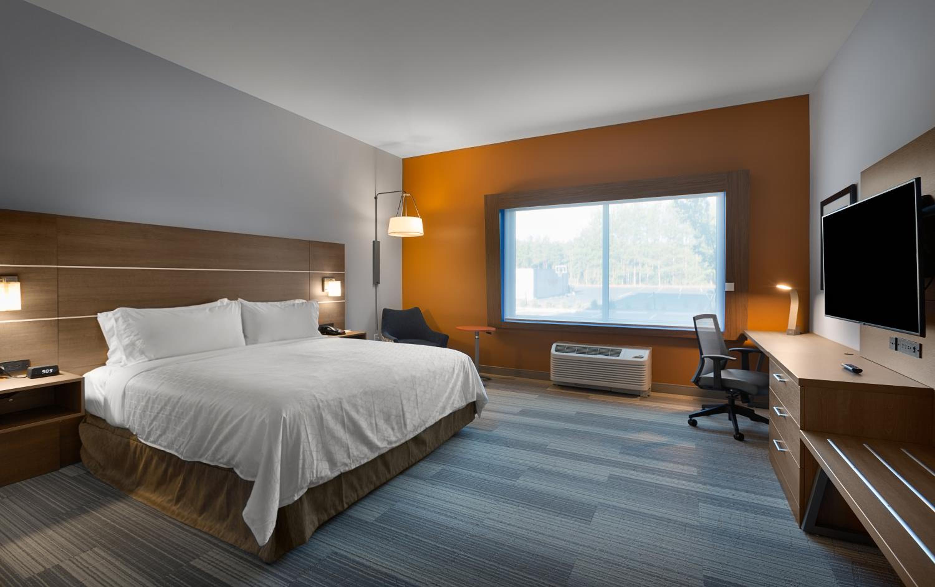Standard King Room with Roll-In Shower - Communications Access - Photo 1