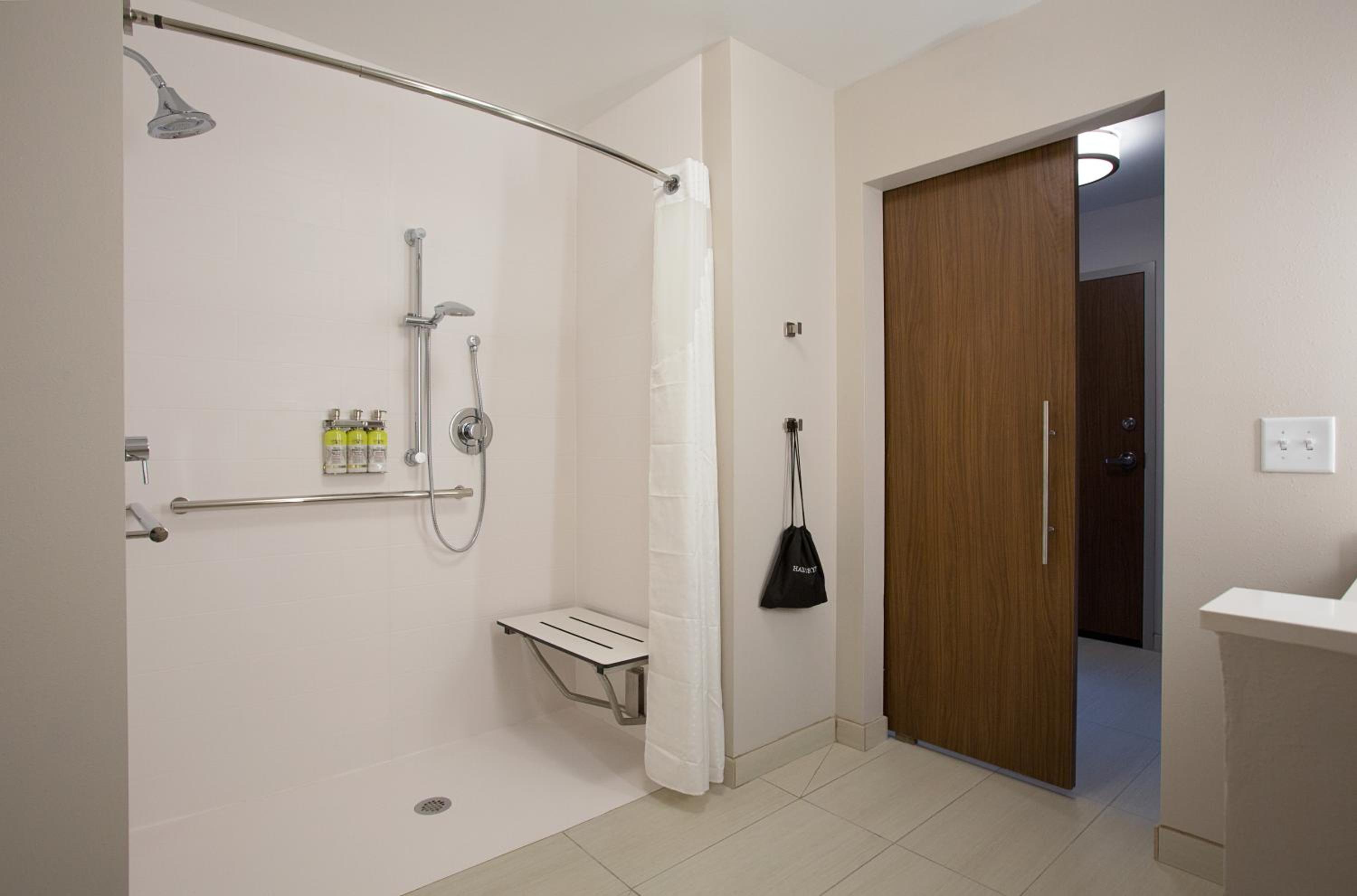 Standard King Room with Roll-In Shower - Communications Access - Photo 4