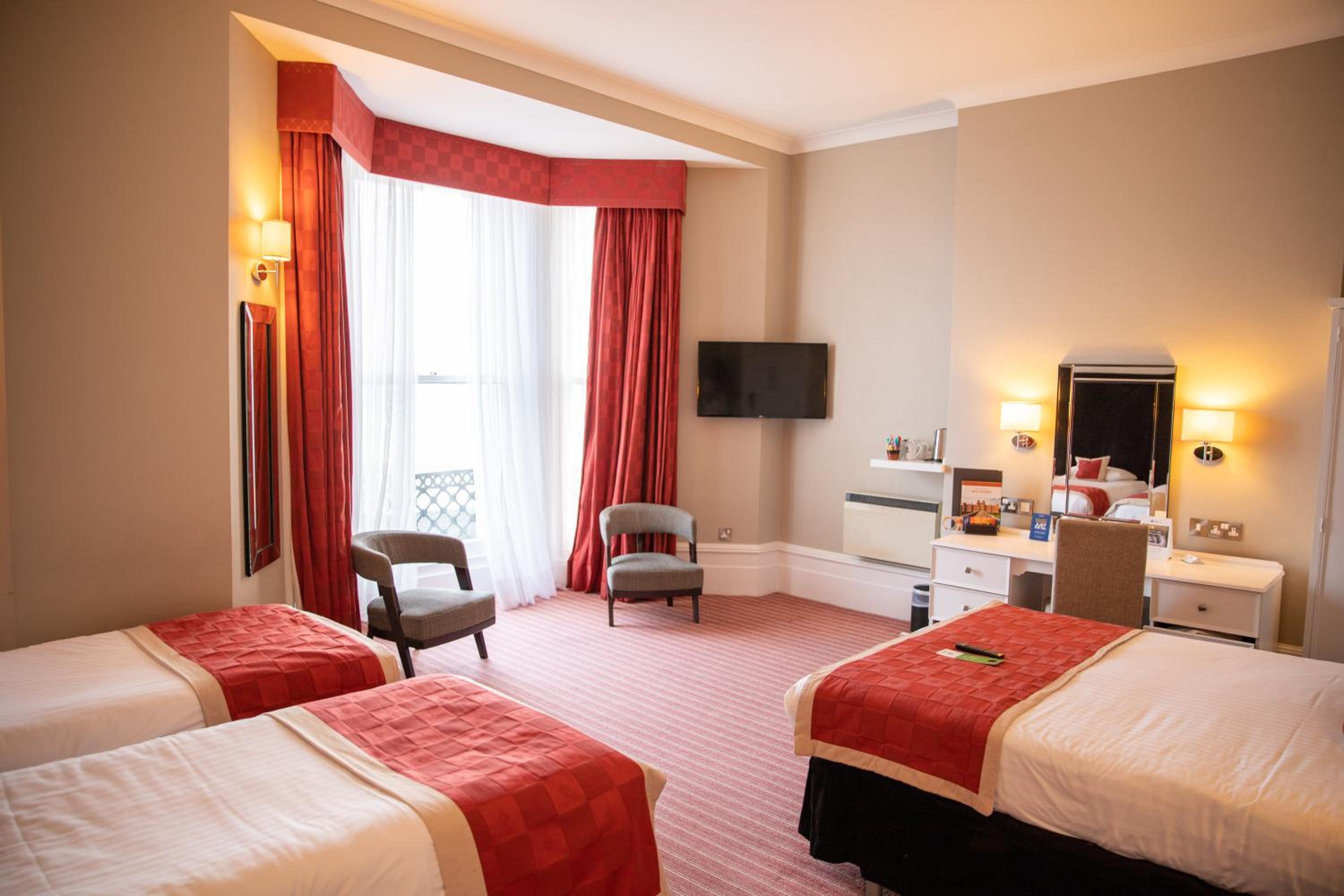 Family Room with One Double Bed and Two Single Beds - Non-Smoking photo 3