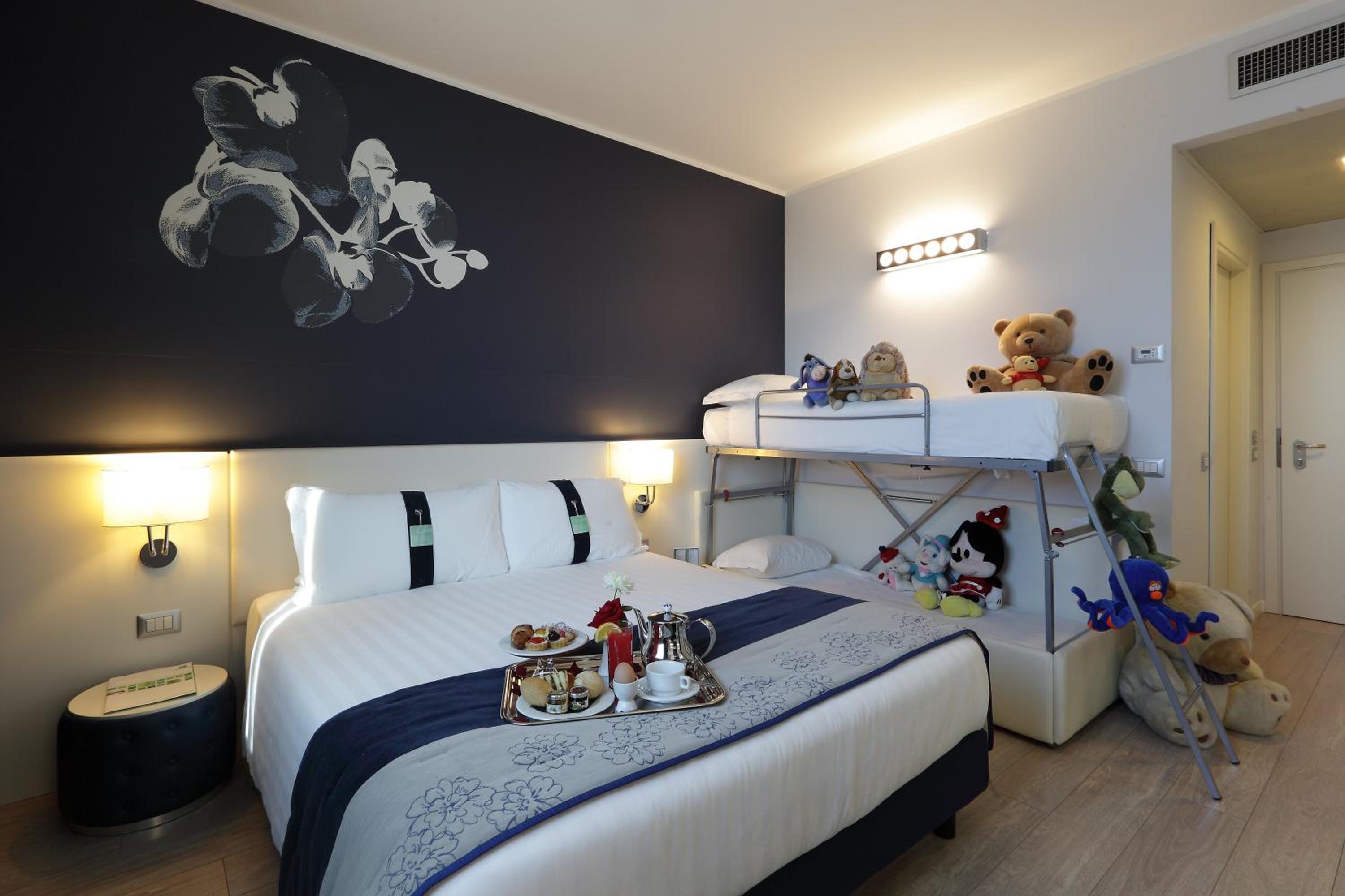 Standard Double Room with Bunk Bed - Photo 1