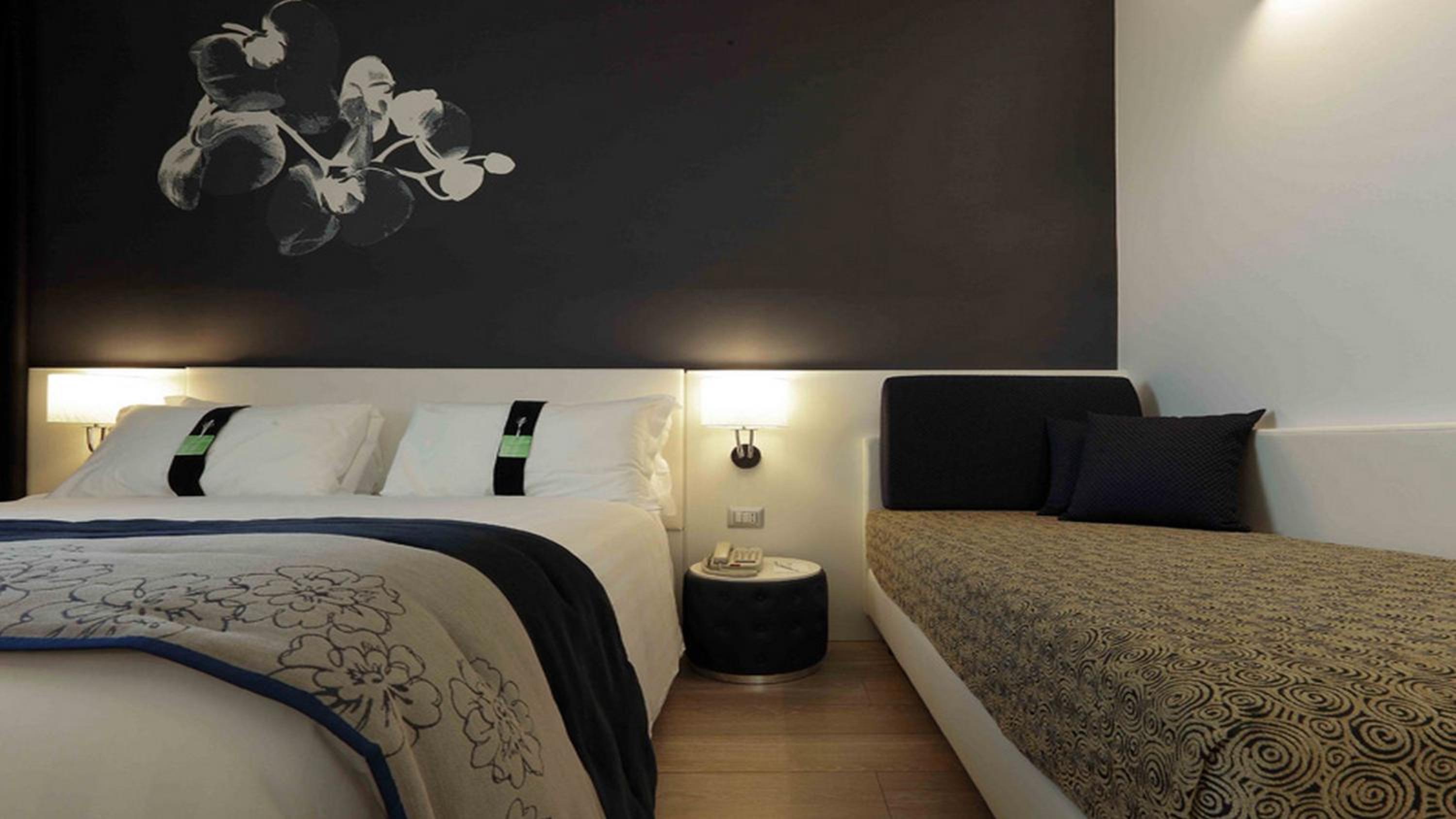 Standard Double Room with Single Sofa Bed - Photo 5