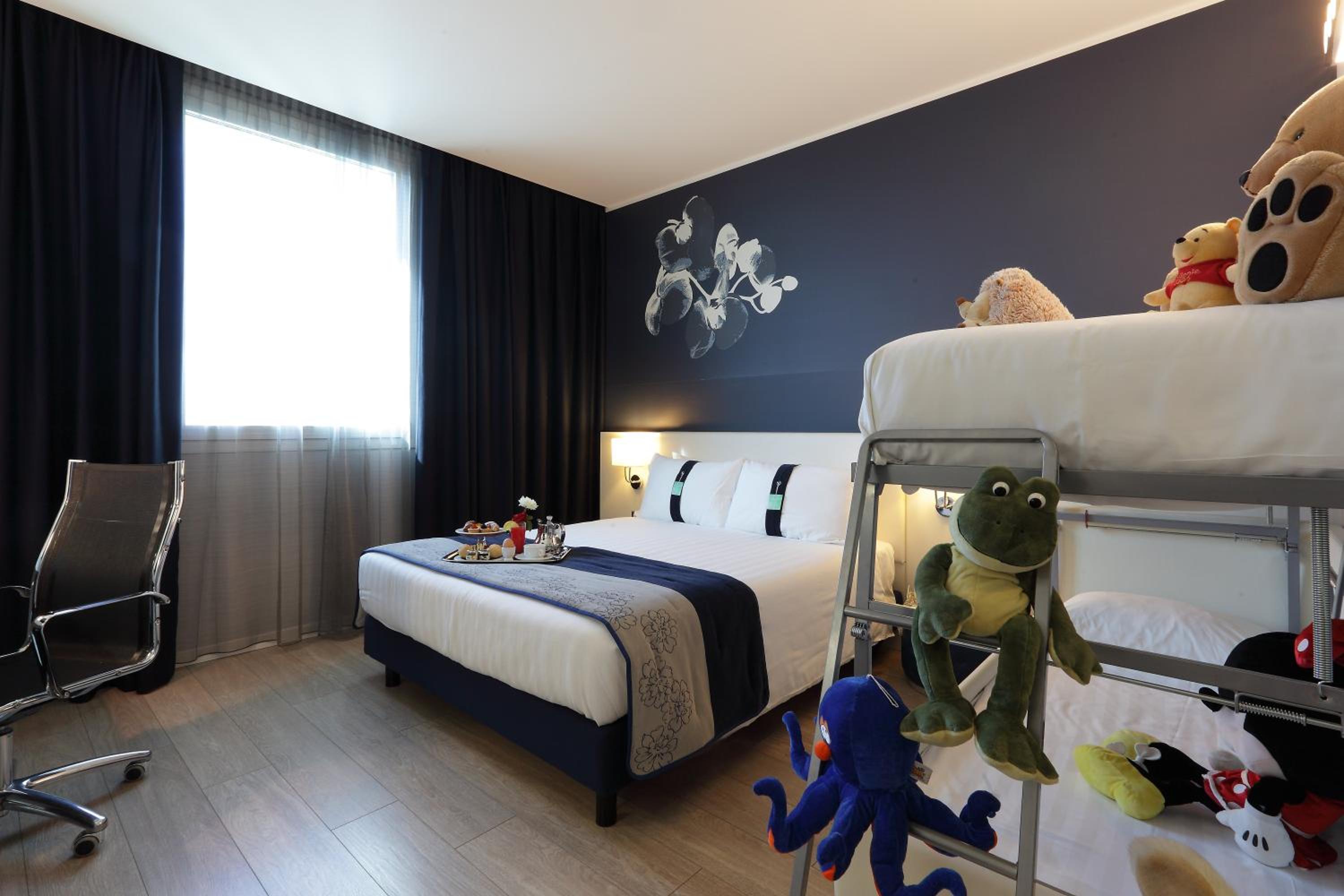 Standard Double Room with Bunk Bed - Photo 2