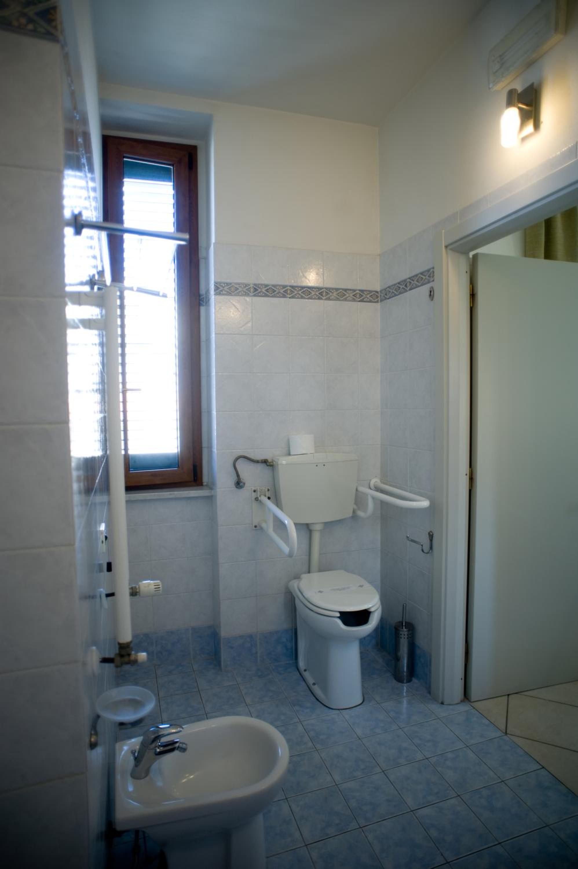 Double Room - Photo 16