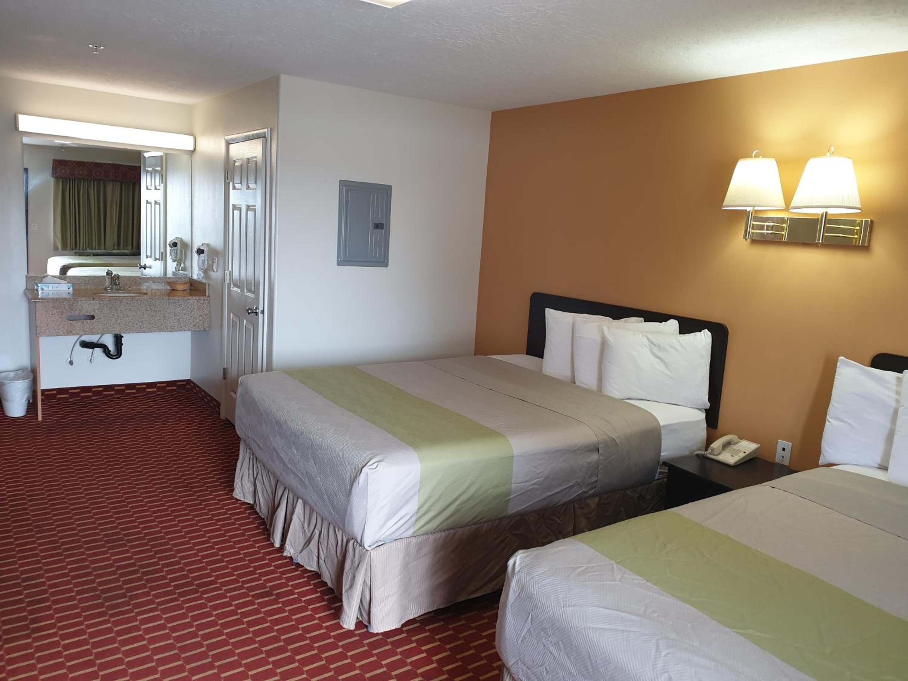Queen Room with Two Queen Beds - Non-Smoking photo 3