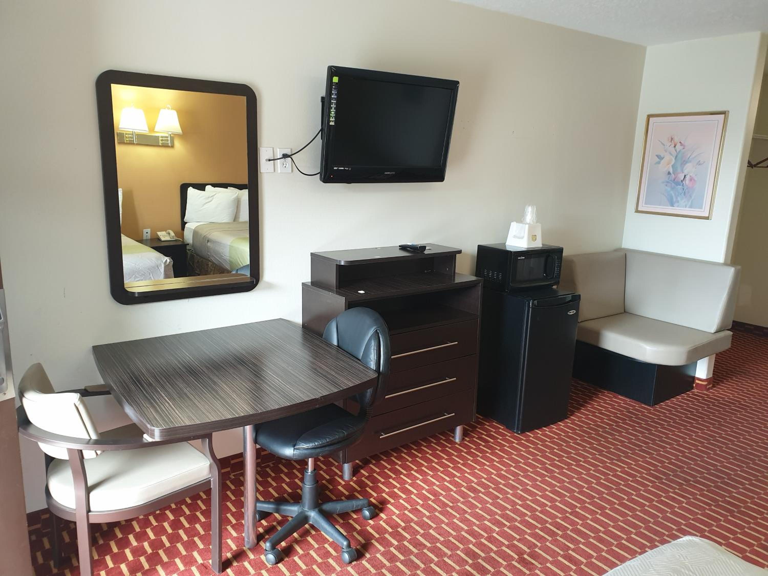 Queen Room with Two Queen Beds - Non-Smoking photo 1