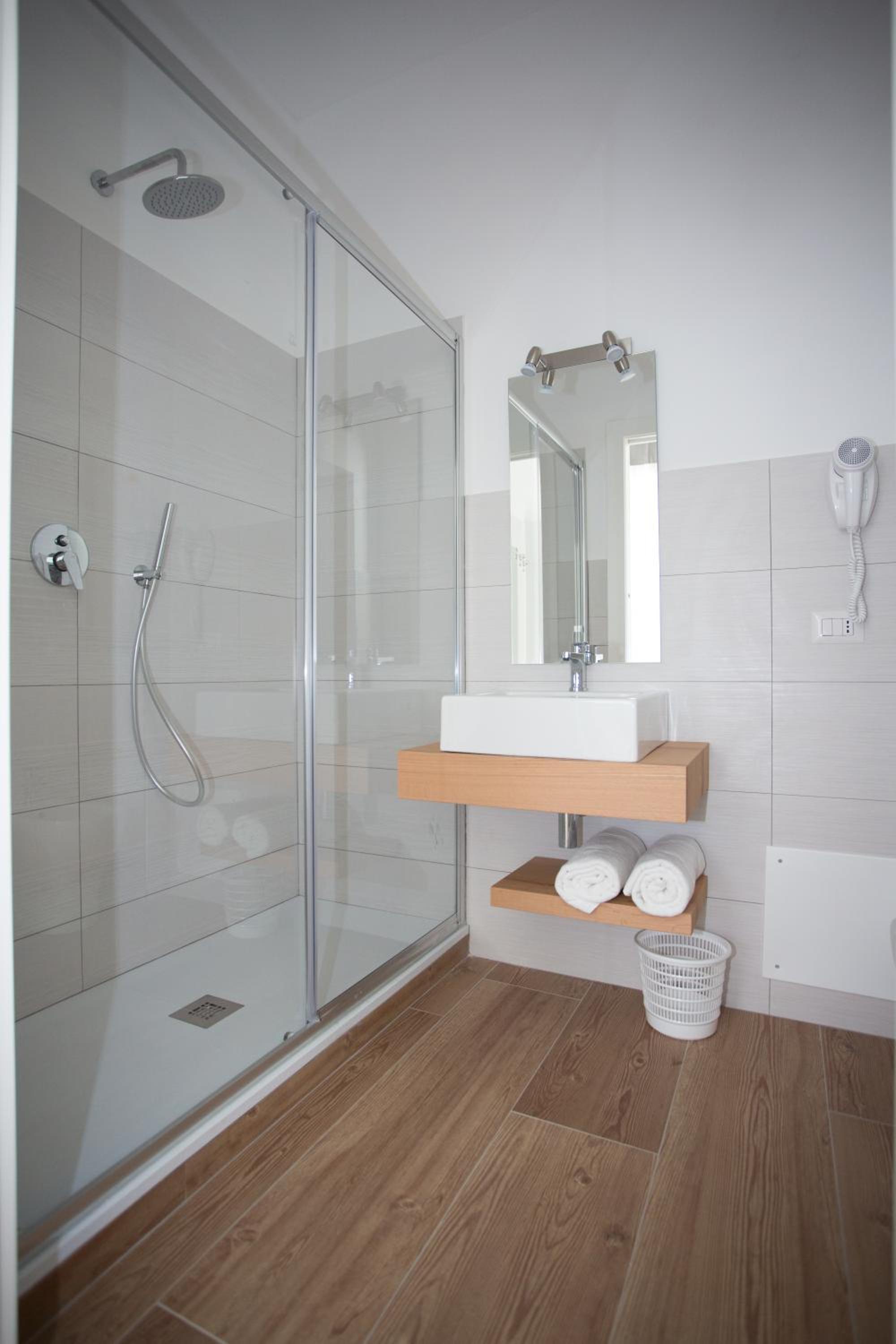 Double Room with Balcony - Photo 10