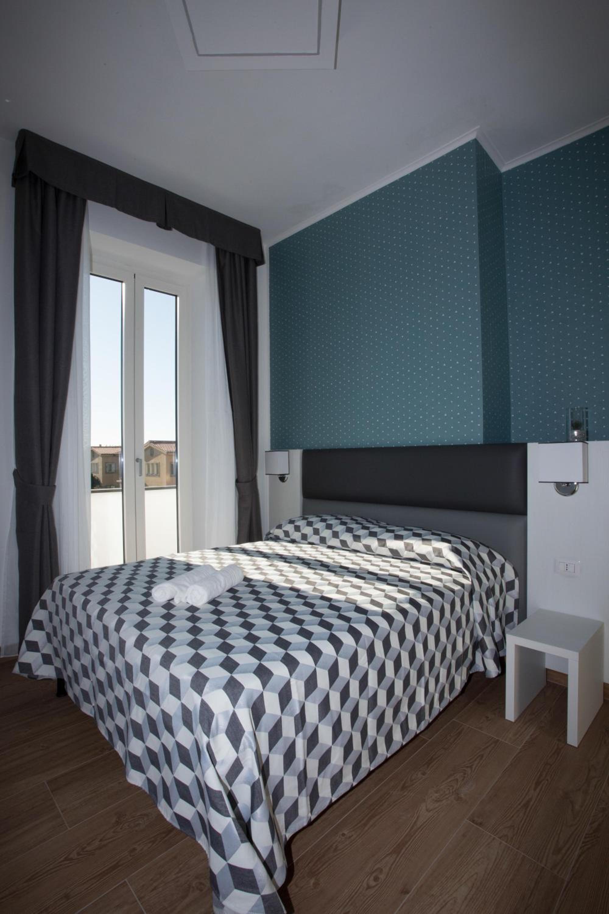 Double Room with Balcony - Photo 9