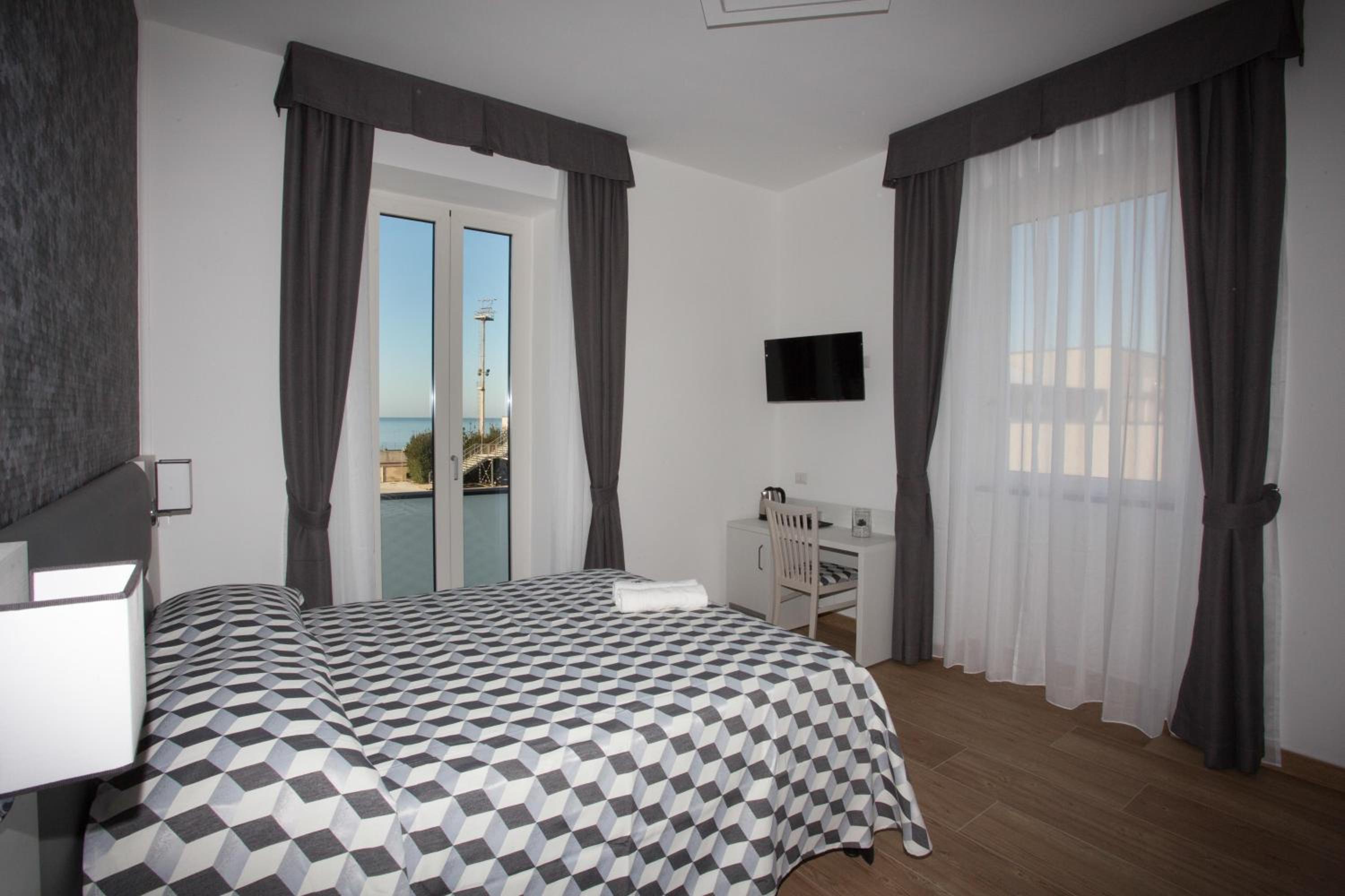 Deluxe Double Room with Balcony and Sea View photo 1