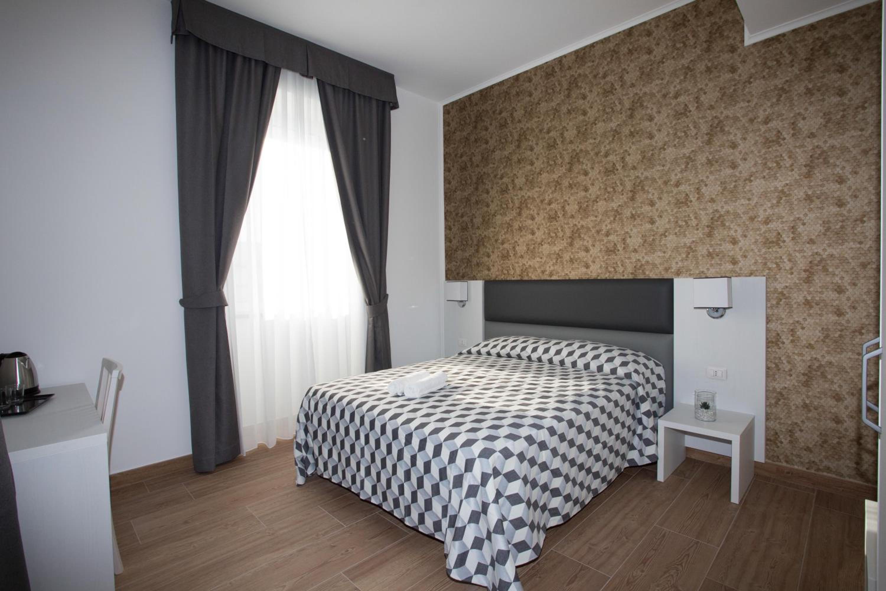 Double Room with Balcony - Photo 2