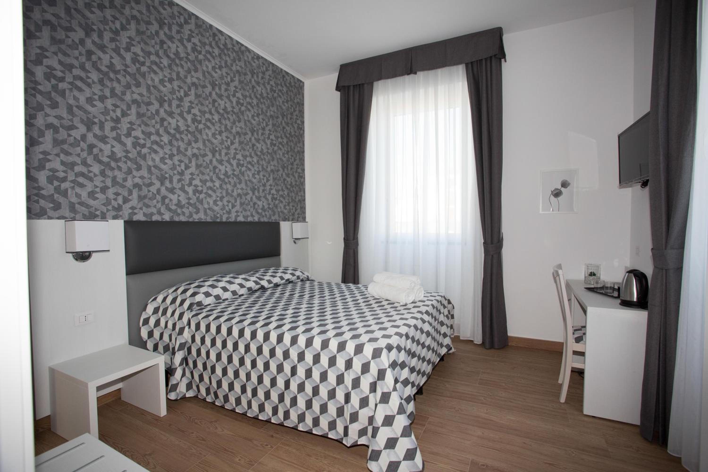 Double Room with Balcony - Photo 3
