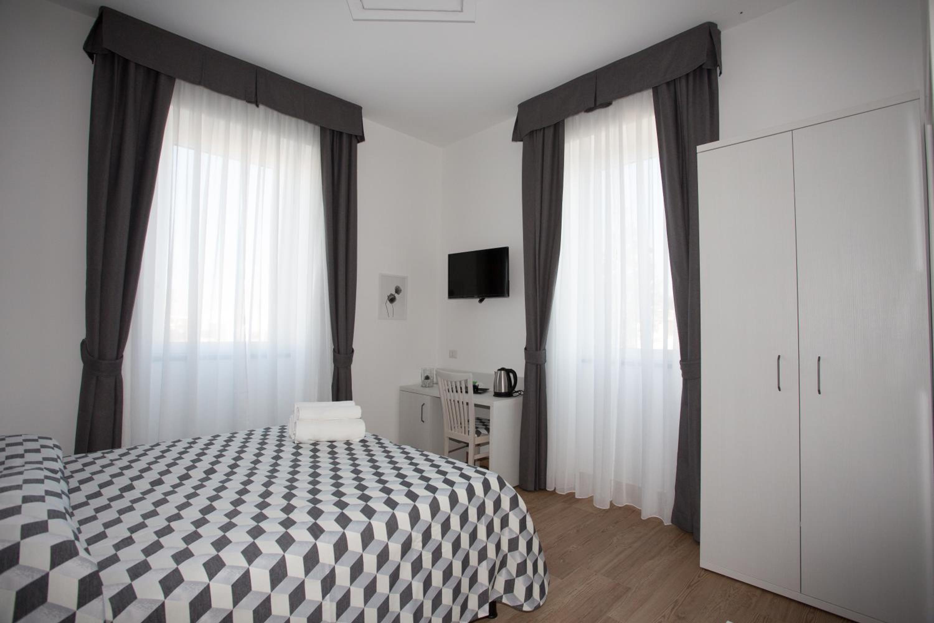 Double Room with Balcony - Photo 1