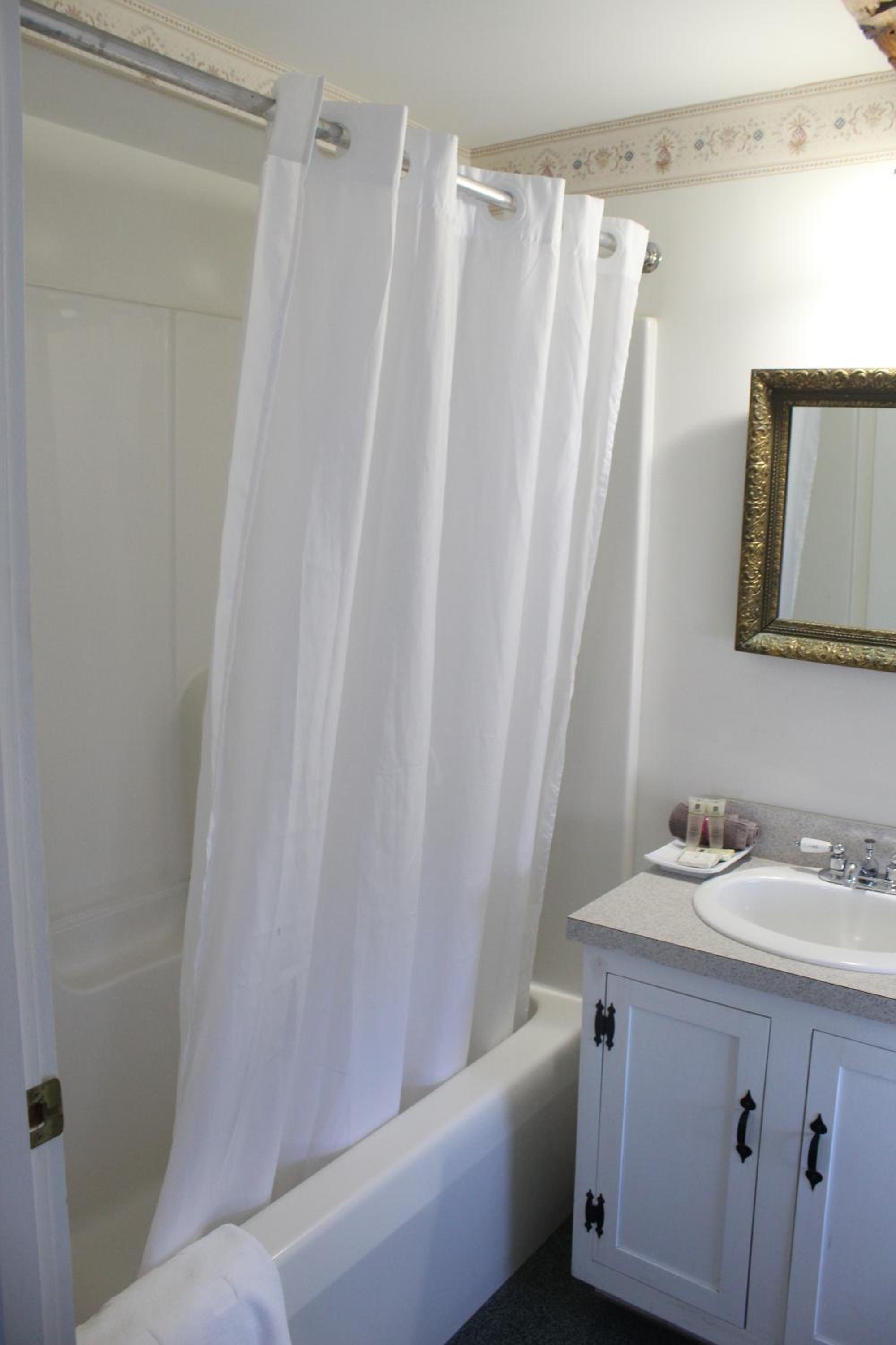 Queen Suite - Photo 3