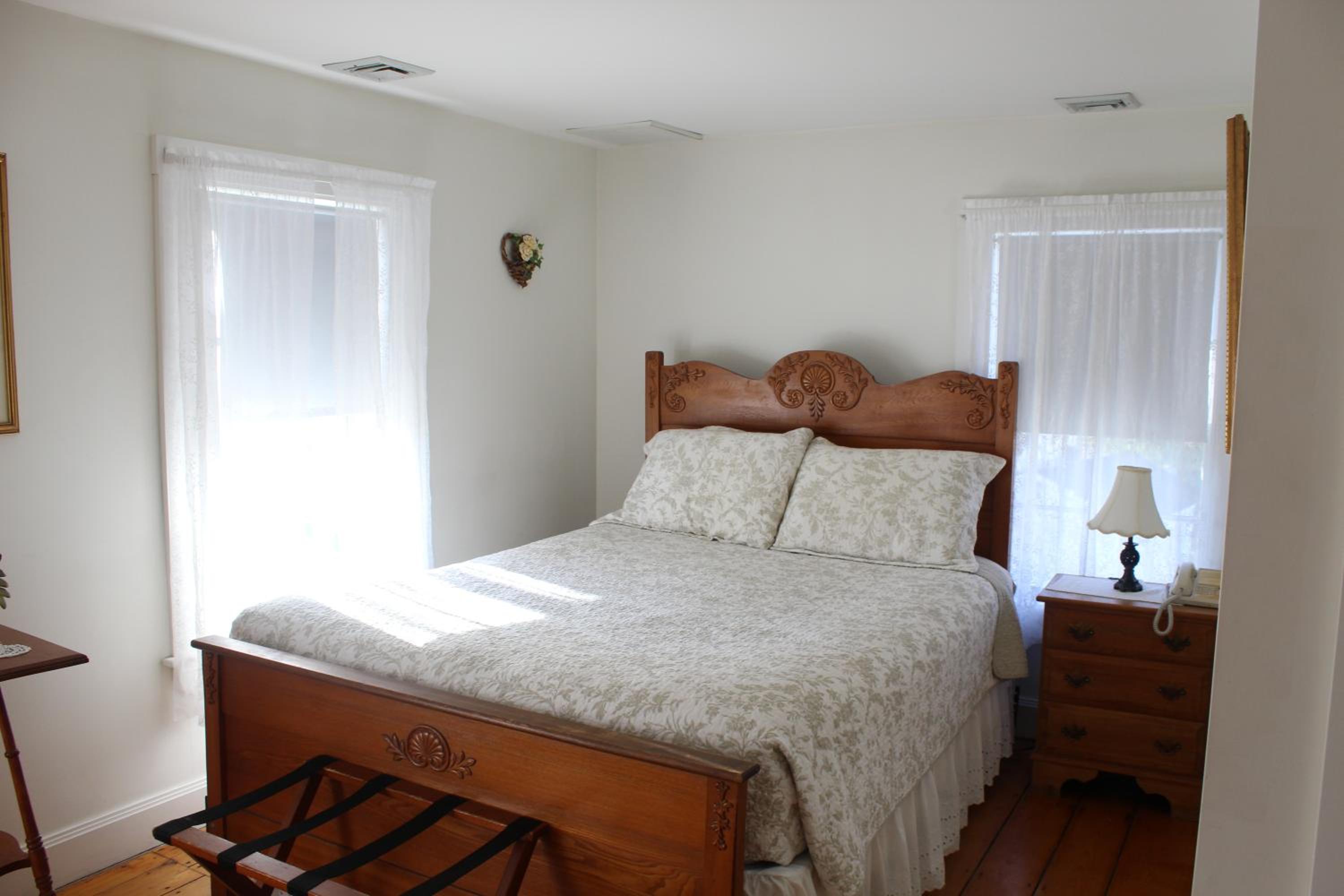 Queen Suite - Photo 8