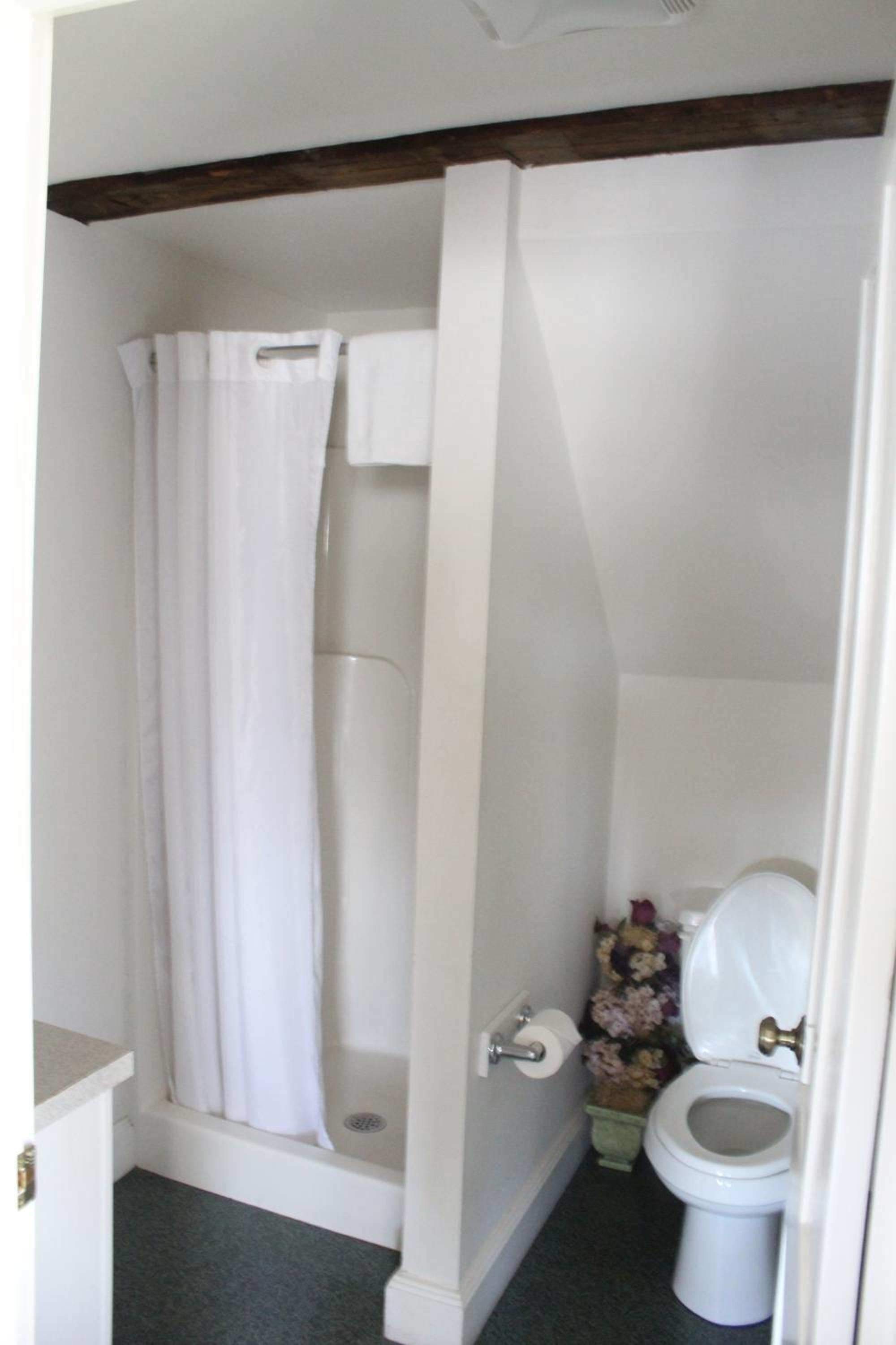 Queen Suite - Photo 7