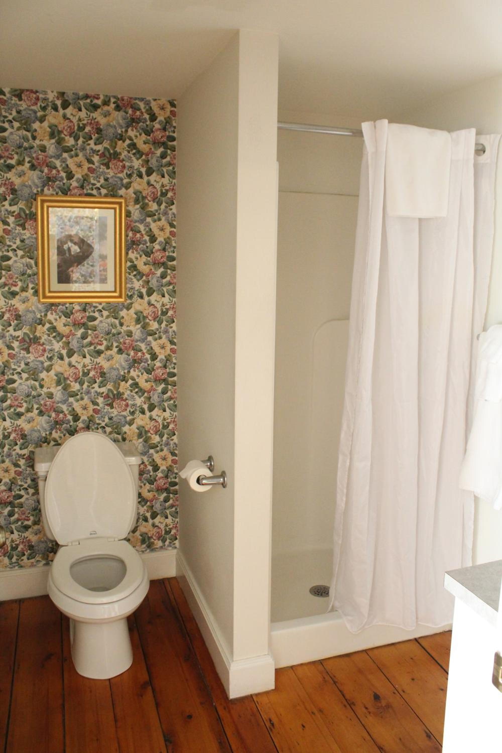Queen Suite - Photo 6