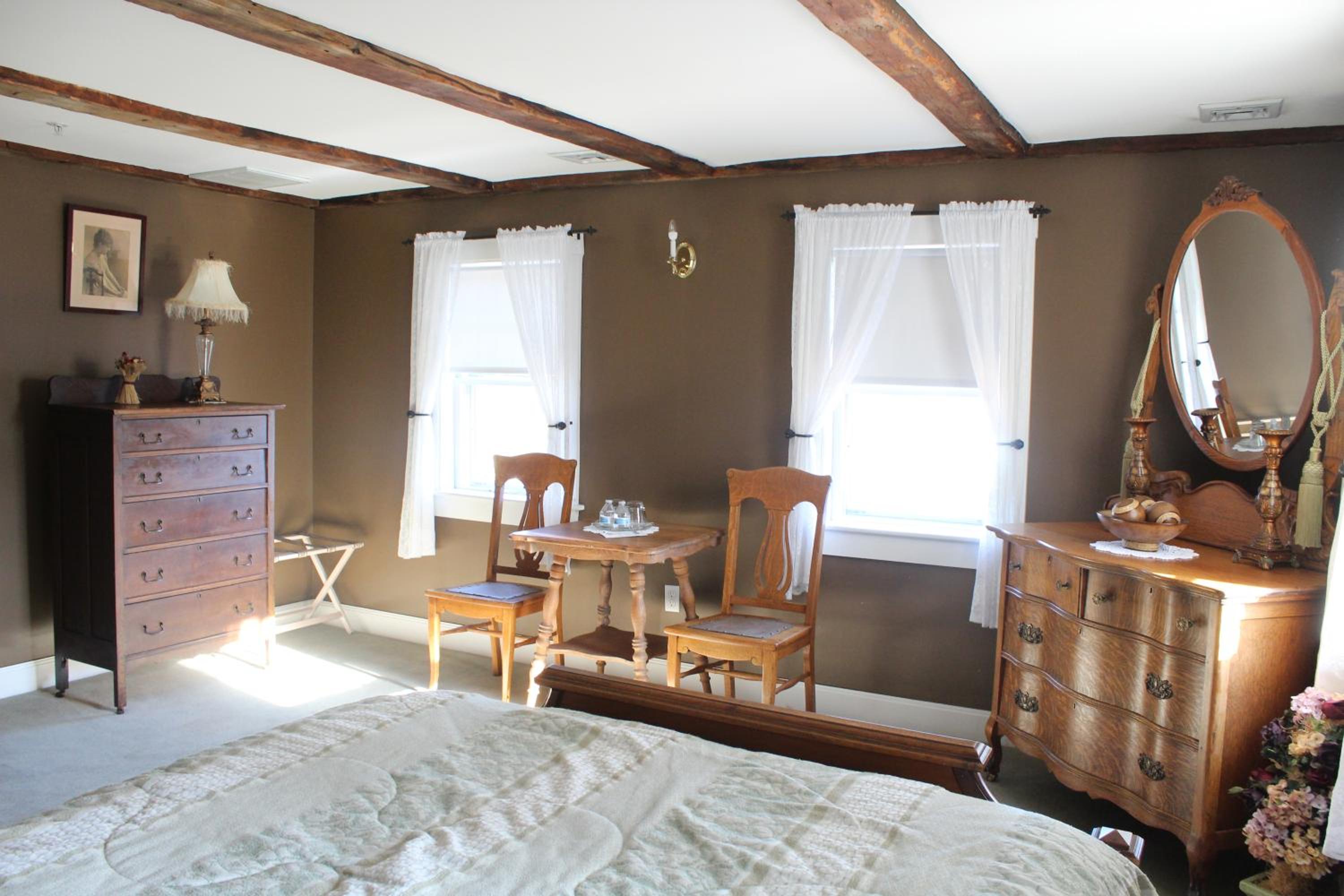 Queen Suite - Photo 1