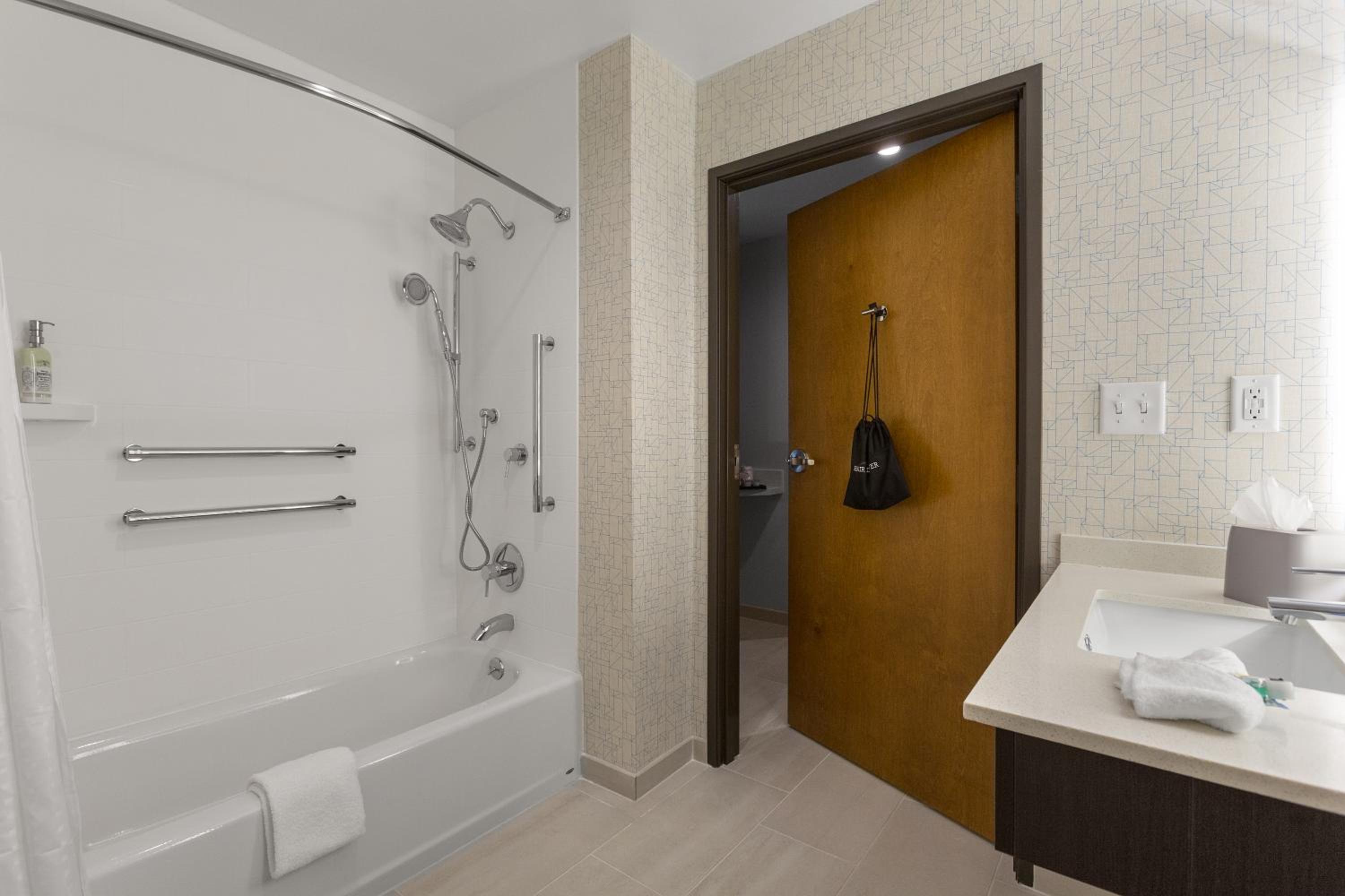 Standard King Room with Accessible Tub - Mobility Access - Photo 2