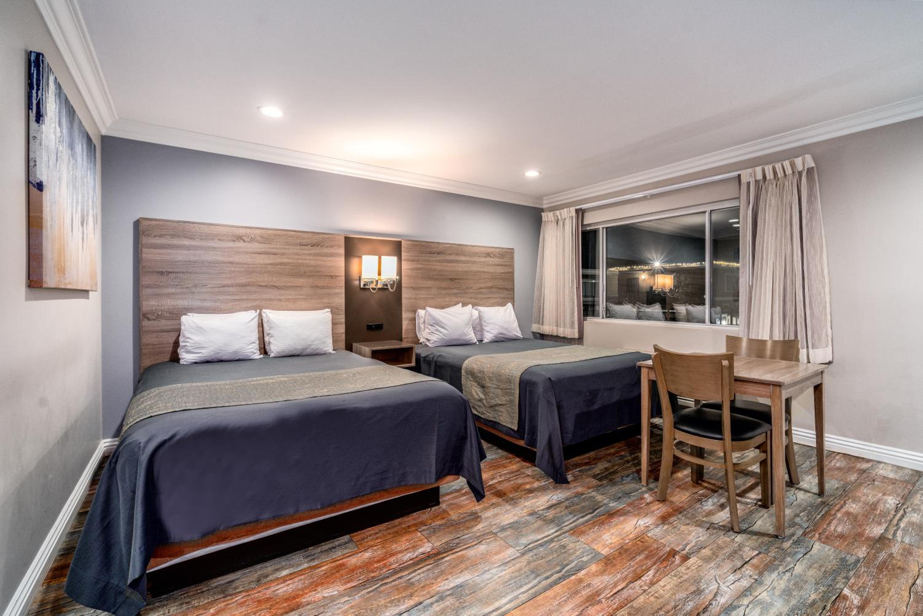 Queen Room with Two Queen Beds photo 1