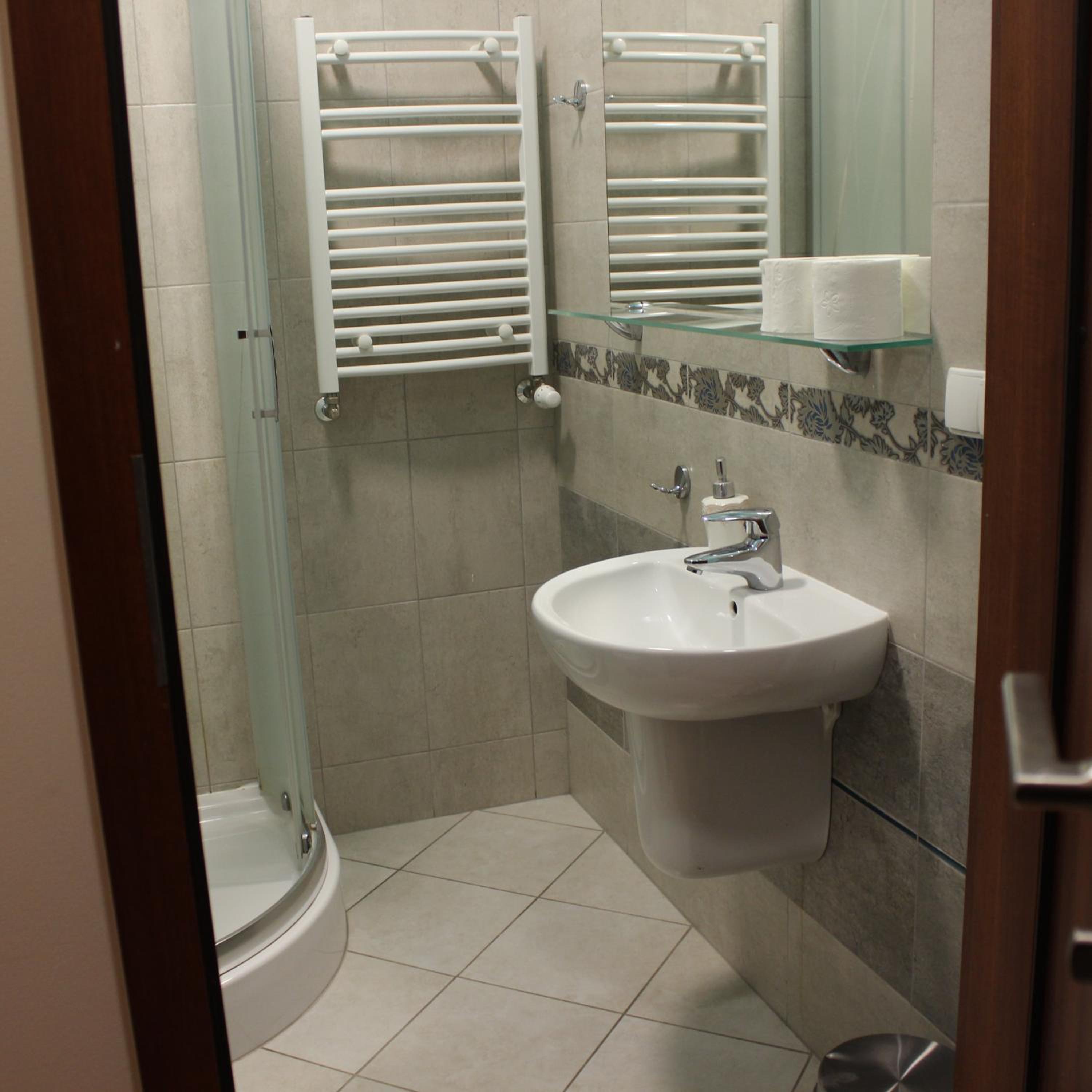 Twin Room with Private Bathroom - Photo 5