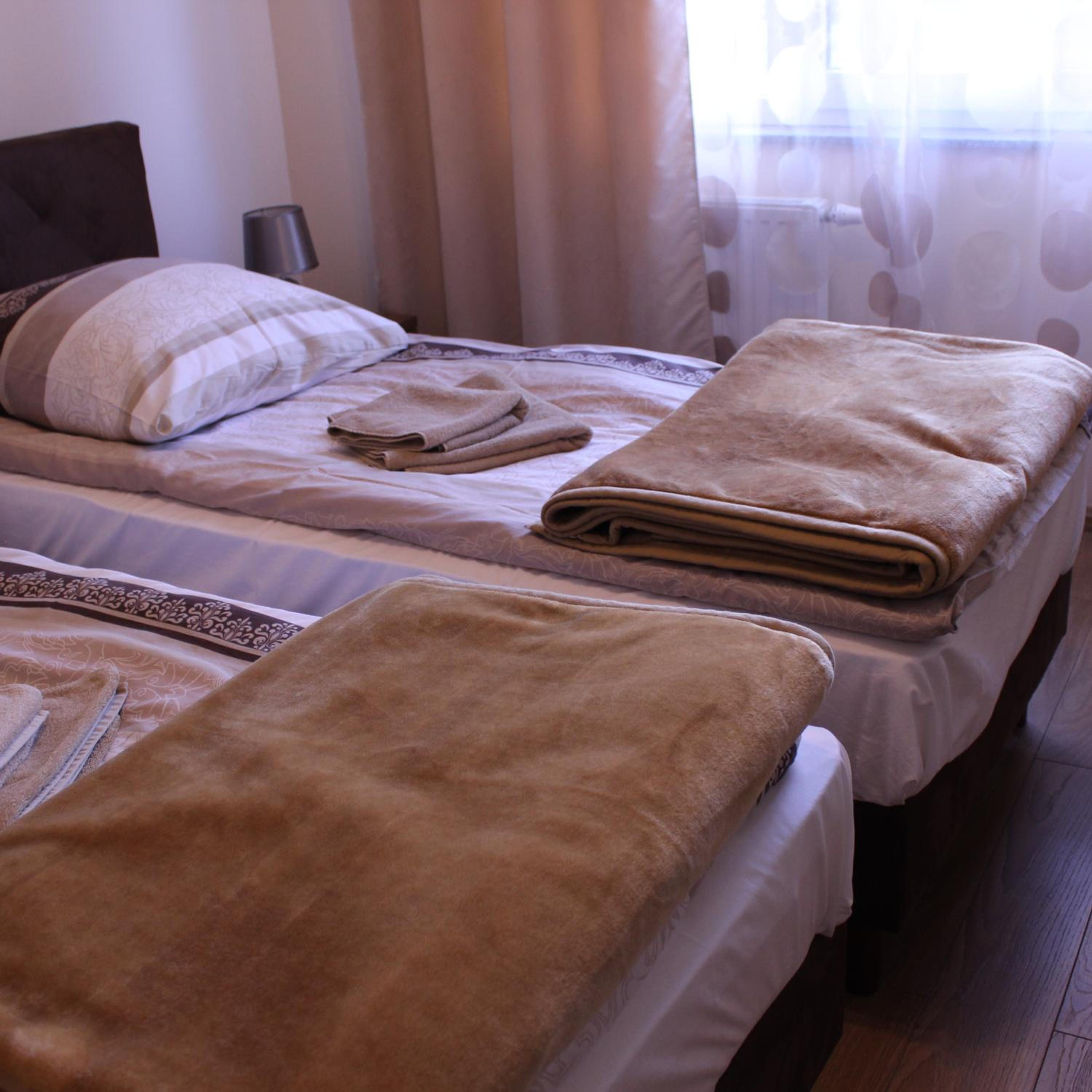 Twin Room with Private Bathroom - Photo 2
