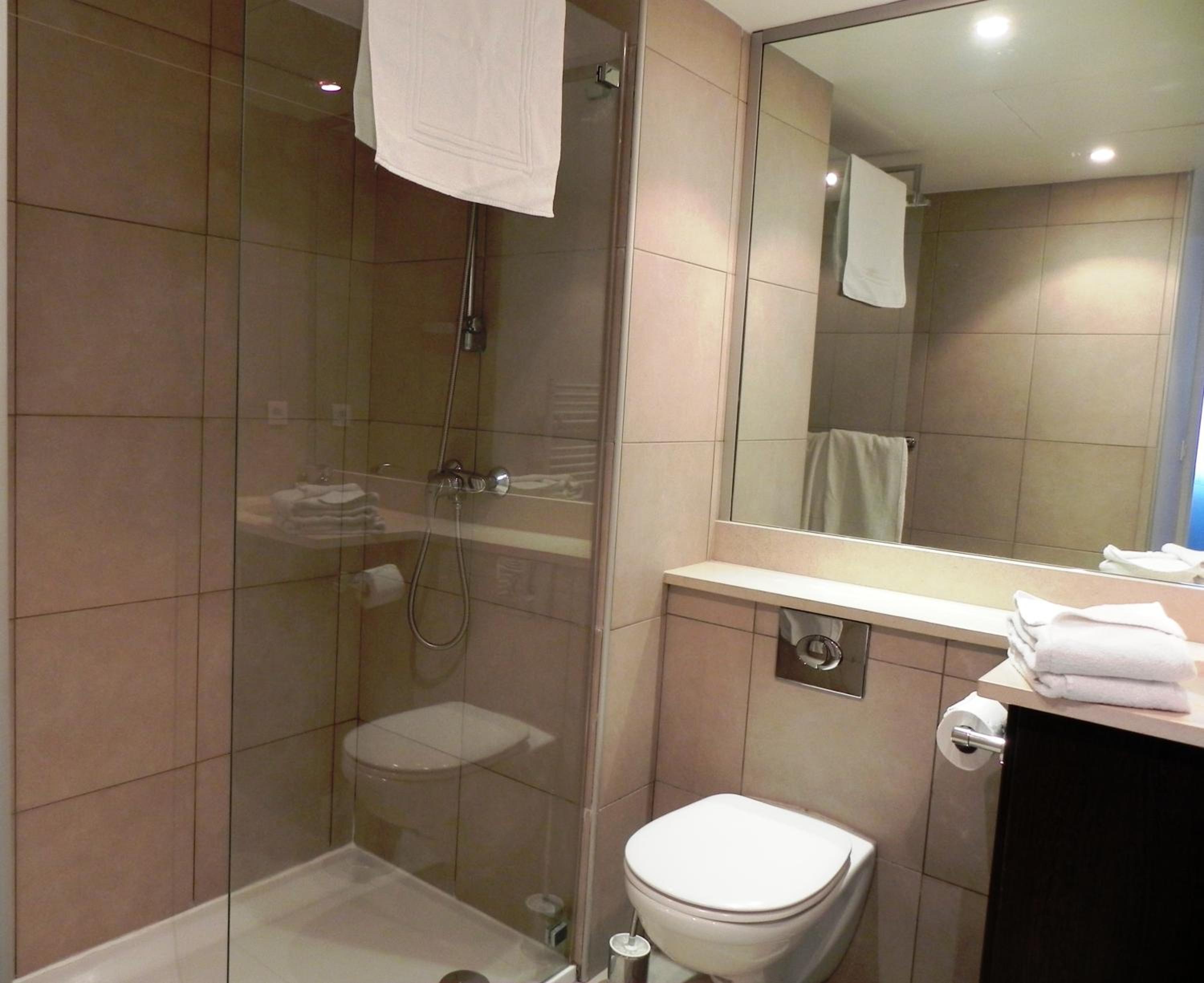 Superior One-Bedroom Apartment (3 Adults) - Photo 3