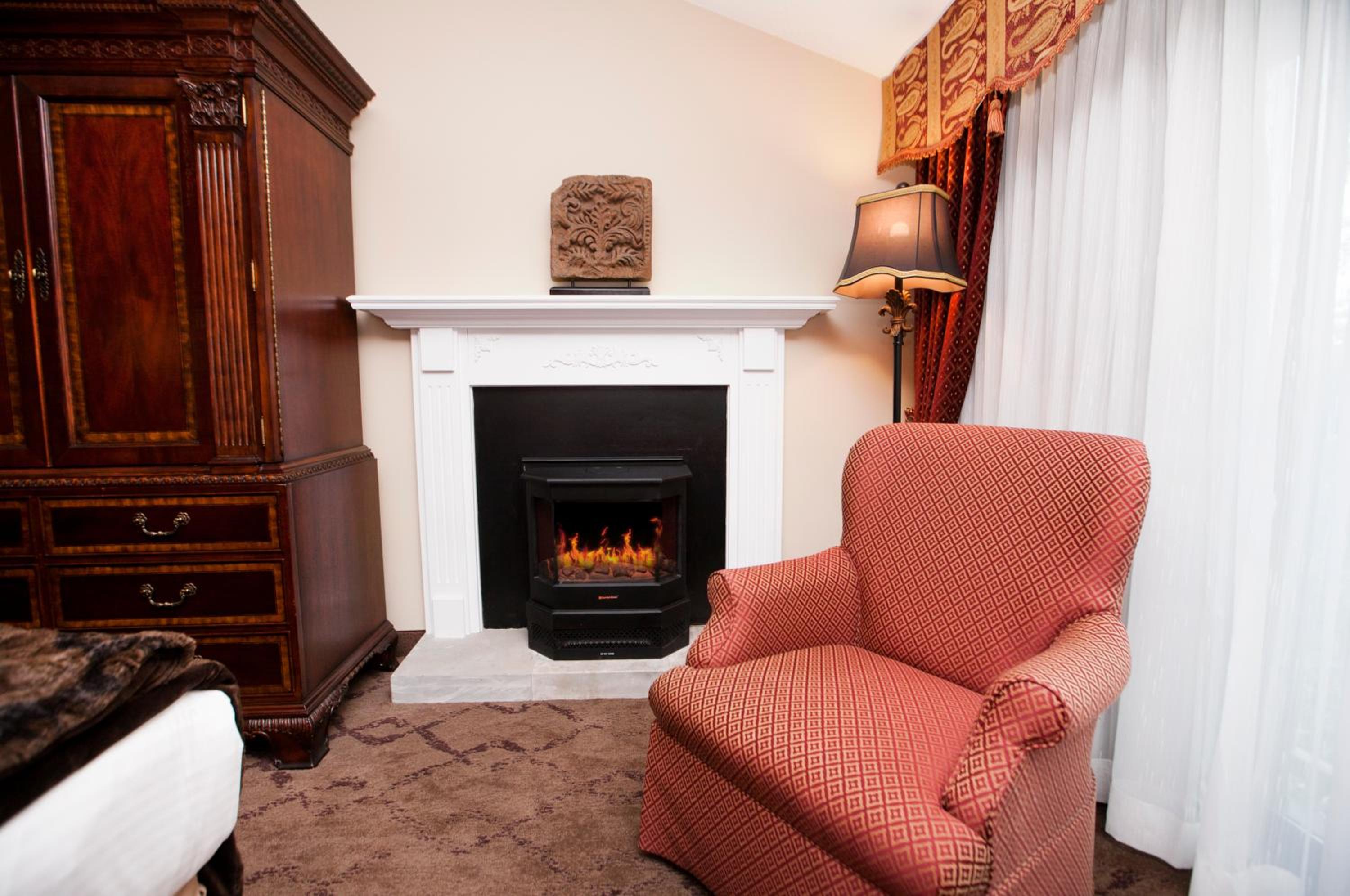 Luxury King Room with Fireplace - Photo 4