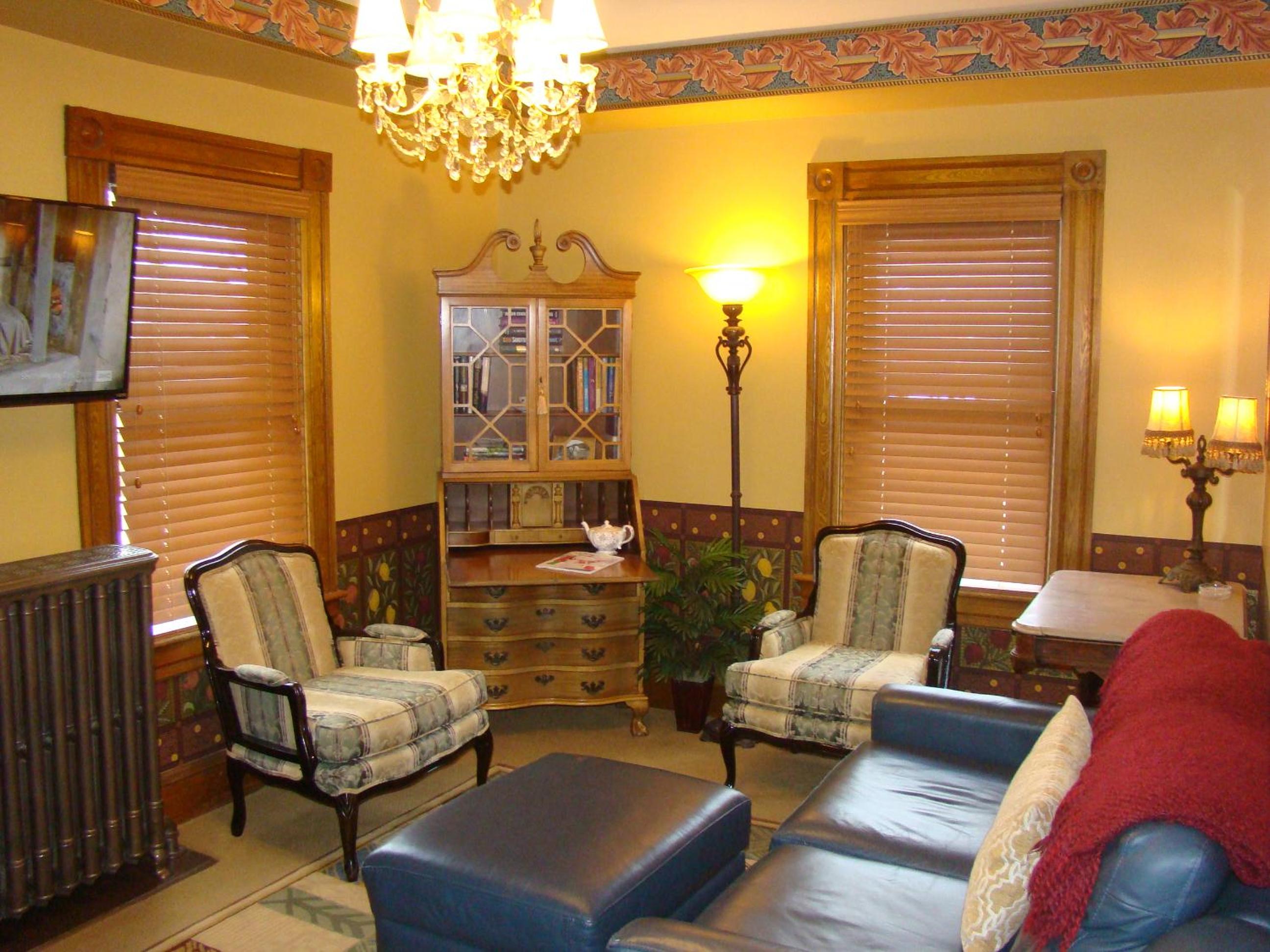 Deluxe Queen Suite photo 3