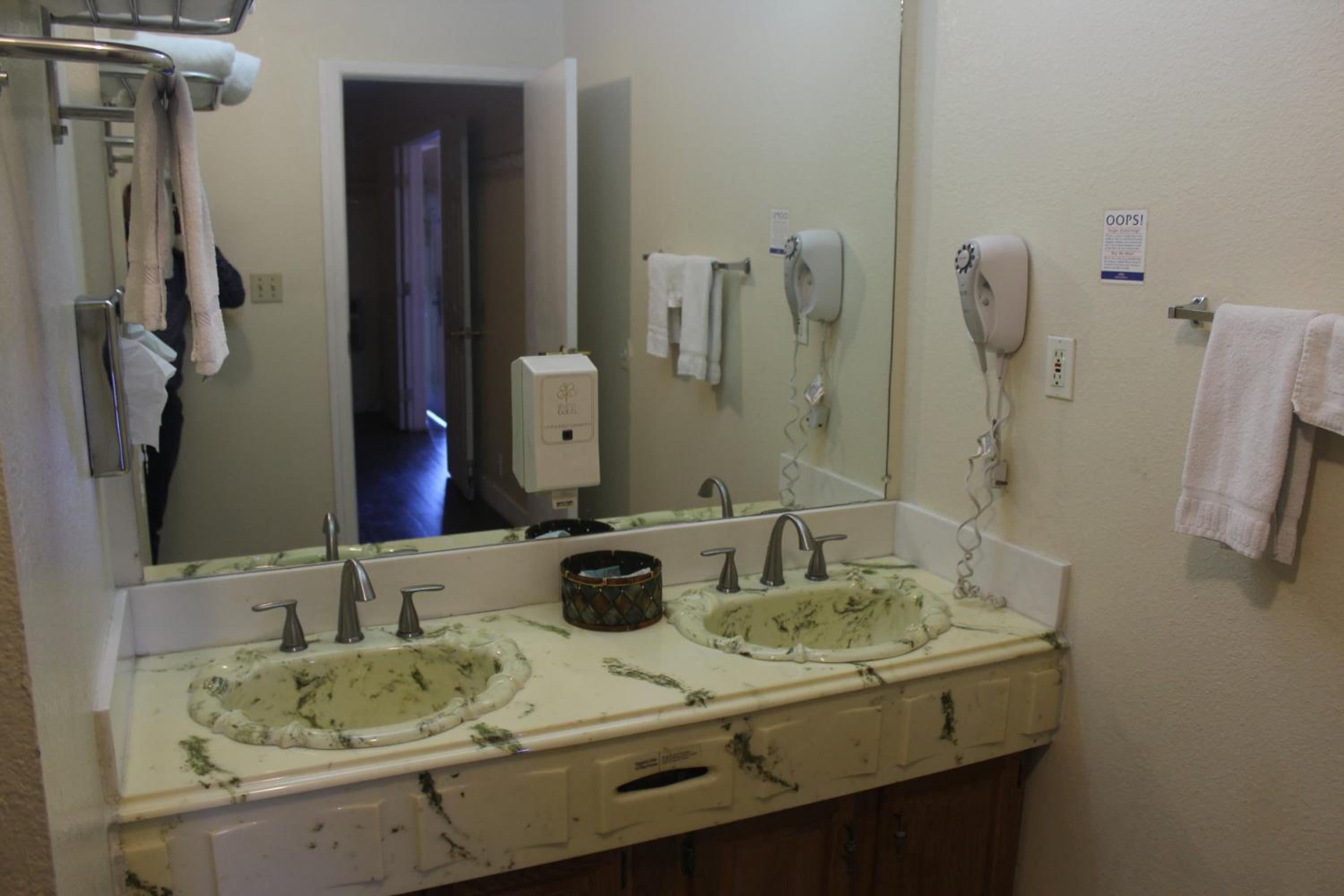 Deluxe Family Suite - Photo 2
