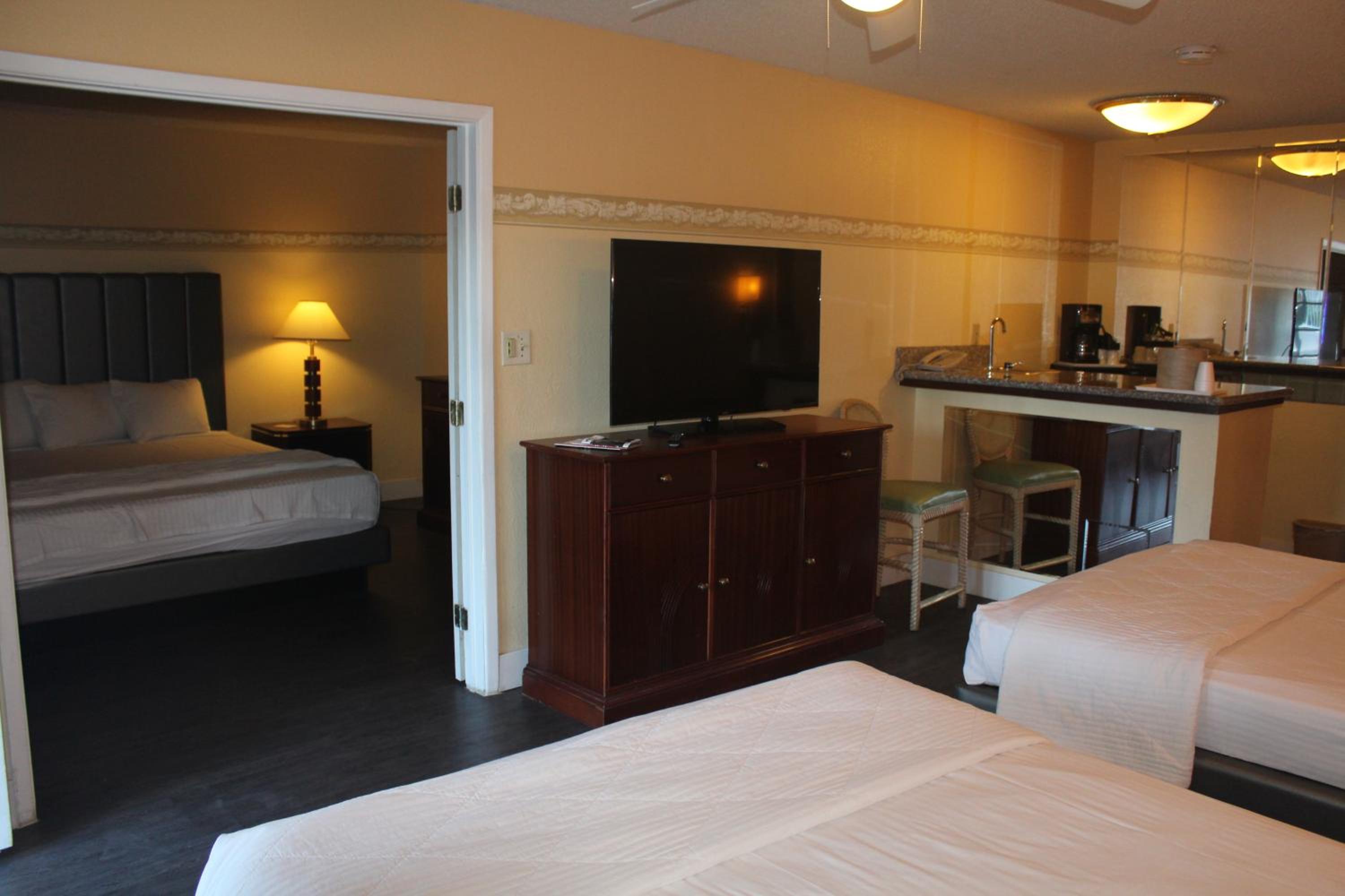 Deluxe Family Suite - Photo 3